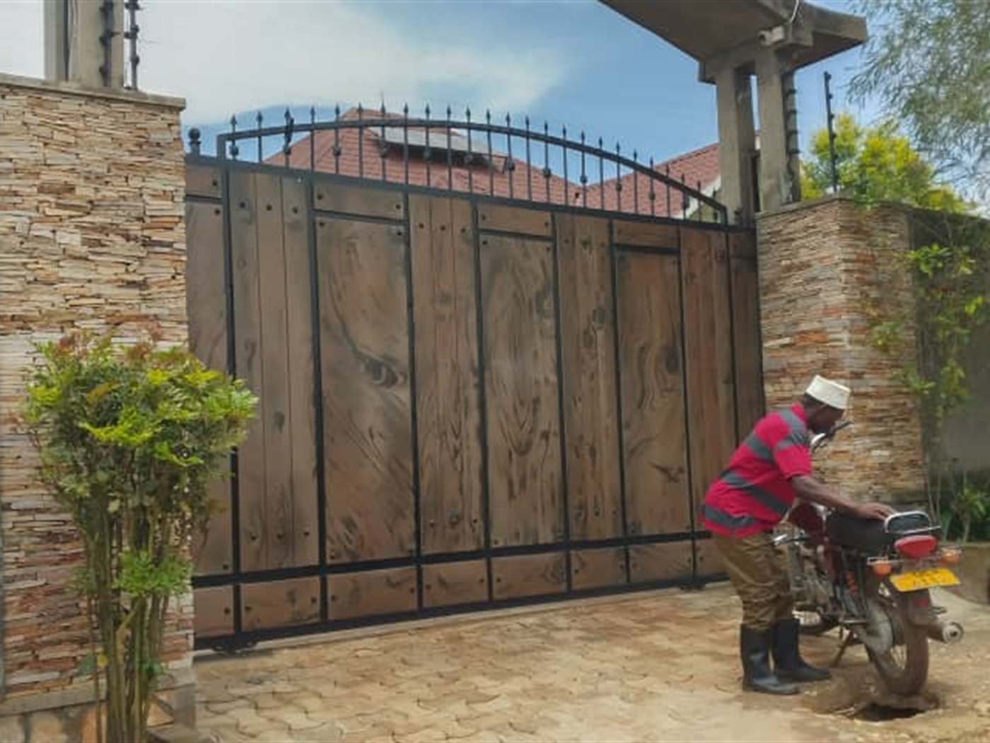 6 bedroom Bungalow for sale in Seeta Mukono Uganda