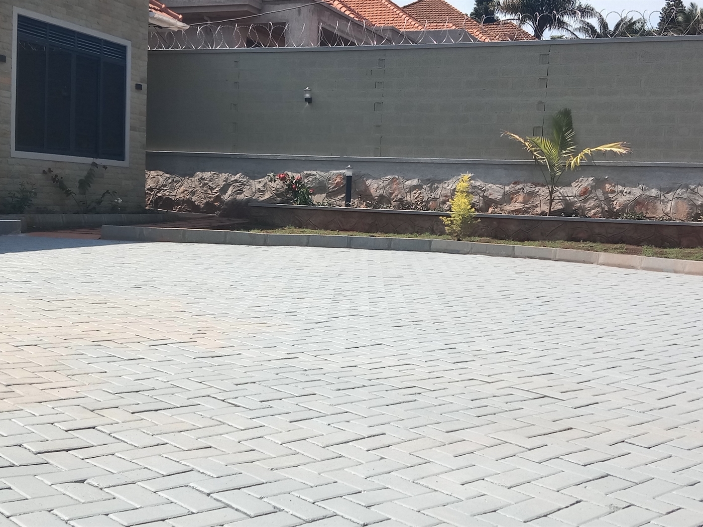 5 bedroom Bungalow for sale in Bwebajja Wakiso Uganda