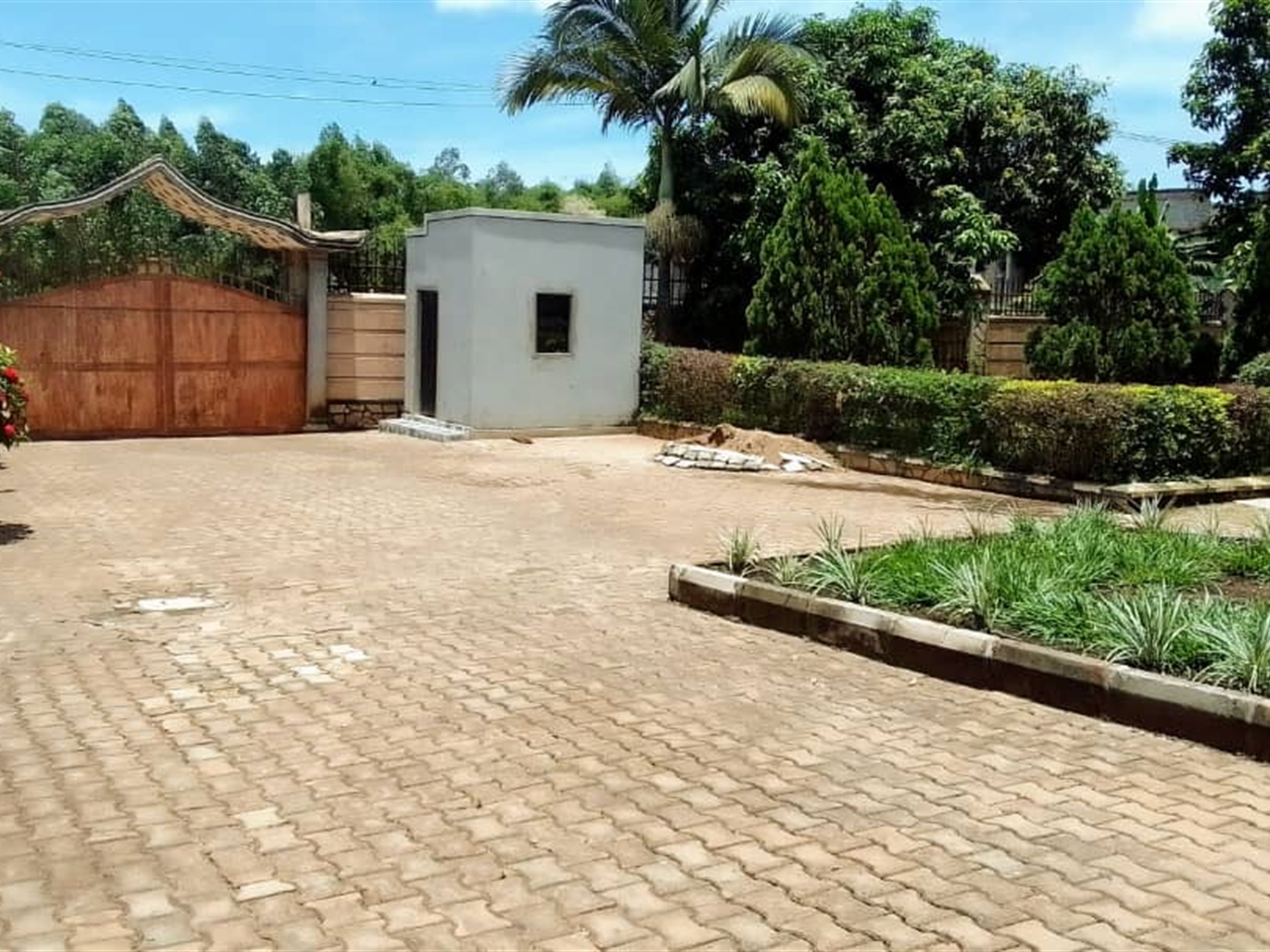 9 bedroom Storeyed house for rent in Kitende Wakiso Uganda