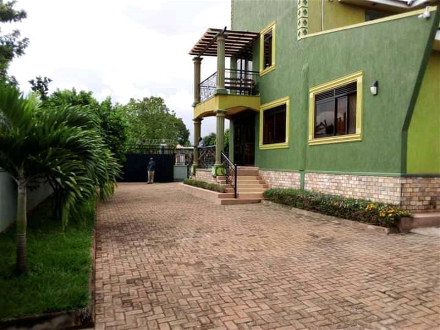 4 bedroom Storeyed house for rent in Kigo Wakiso Uganda