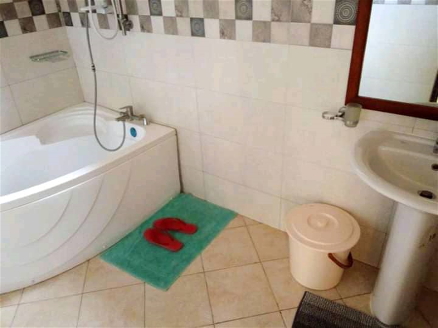 4 bedroom Storeyed house for rent in Kigo Wakiso Uganda