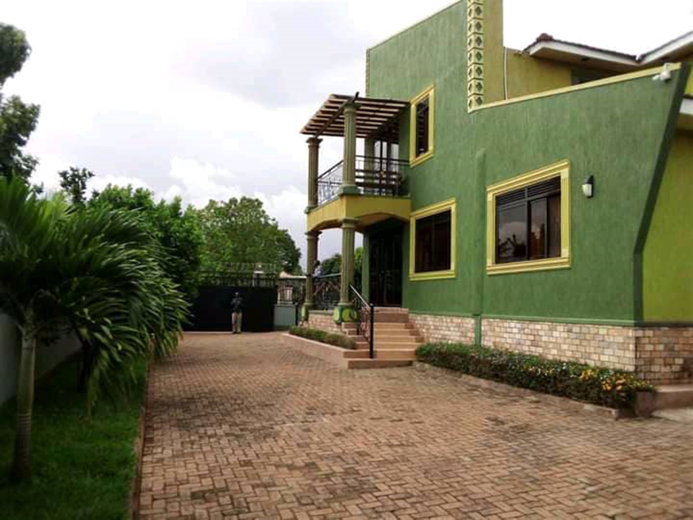 4 bedroom Storeyed house for rent in Kigo Wakiso Uganda