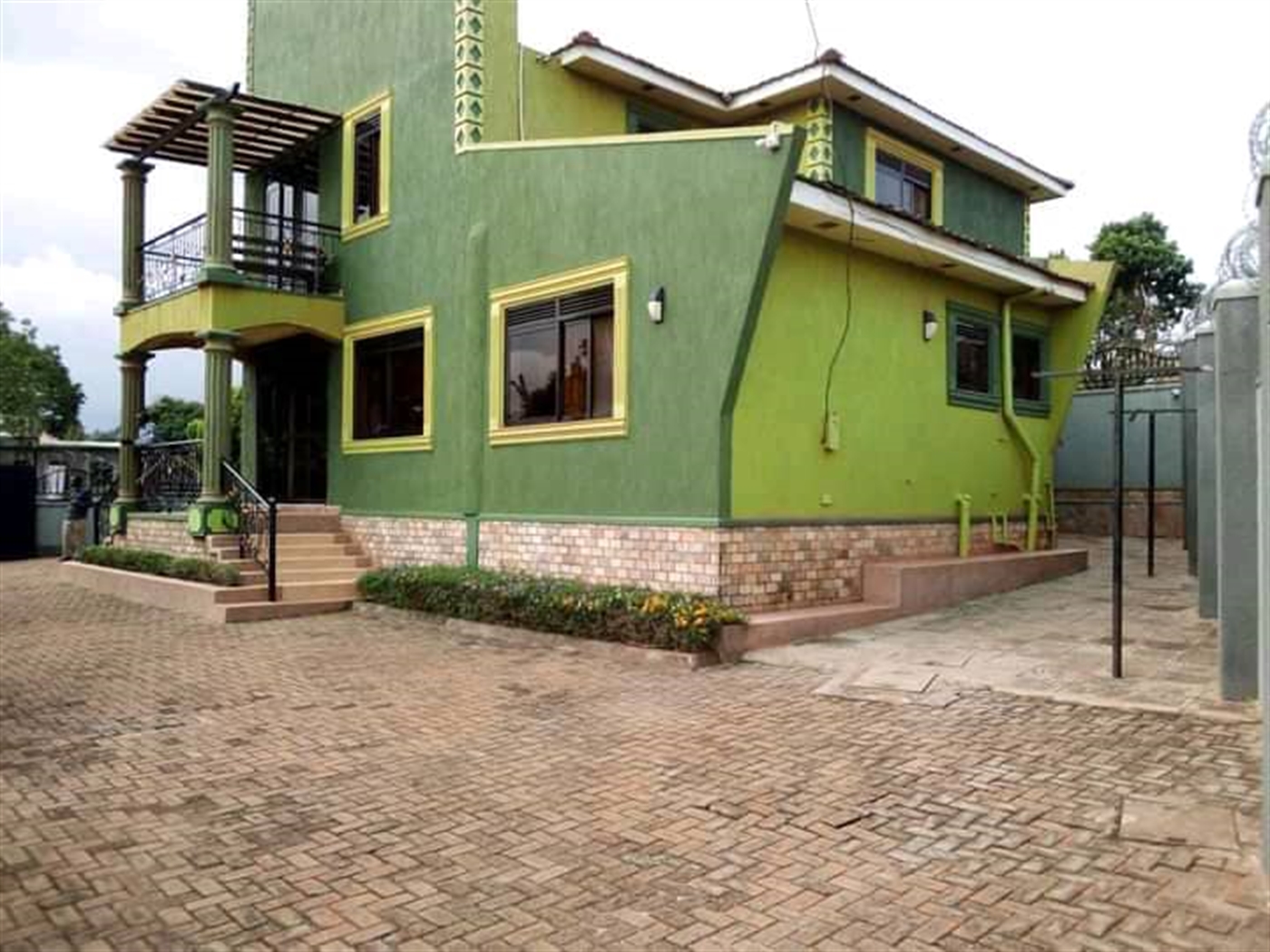 4 bedroom Storeyed house for rent in Kigo Wakiso Uganda