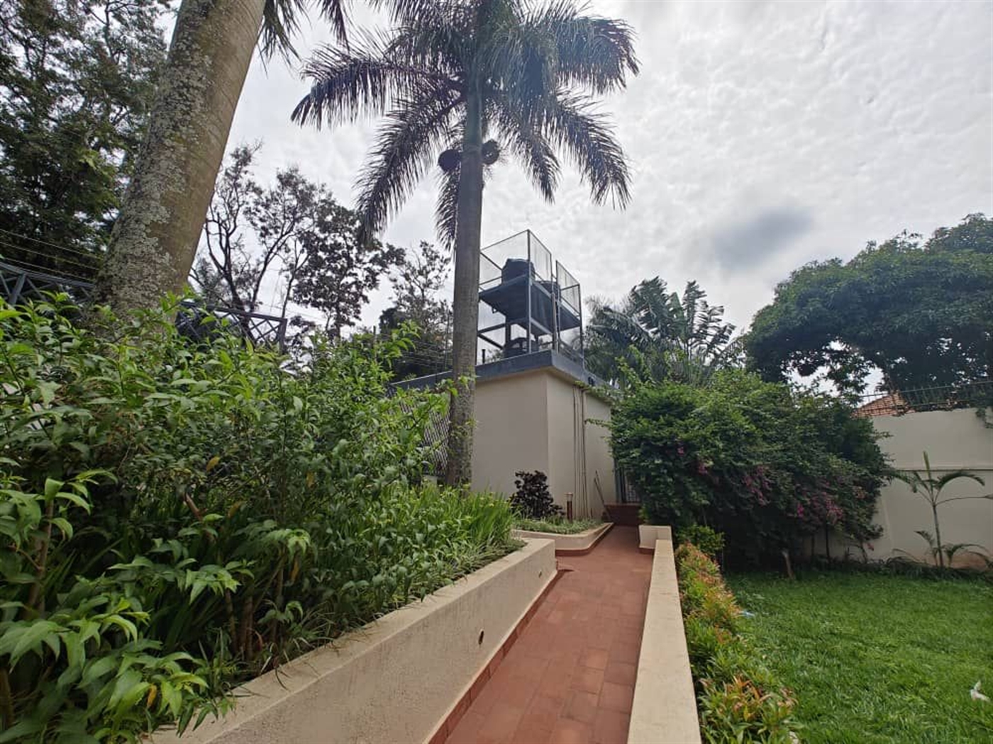 6 bedroom Bungalow for sale in Kololo Kampala Uganda