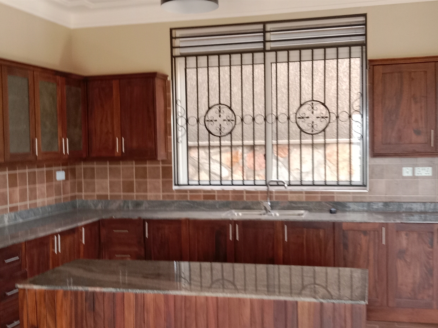 6 bedroom Storeyed house for sale in Munyonyo Kampala Uganda
