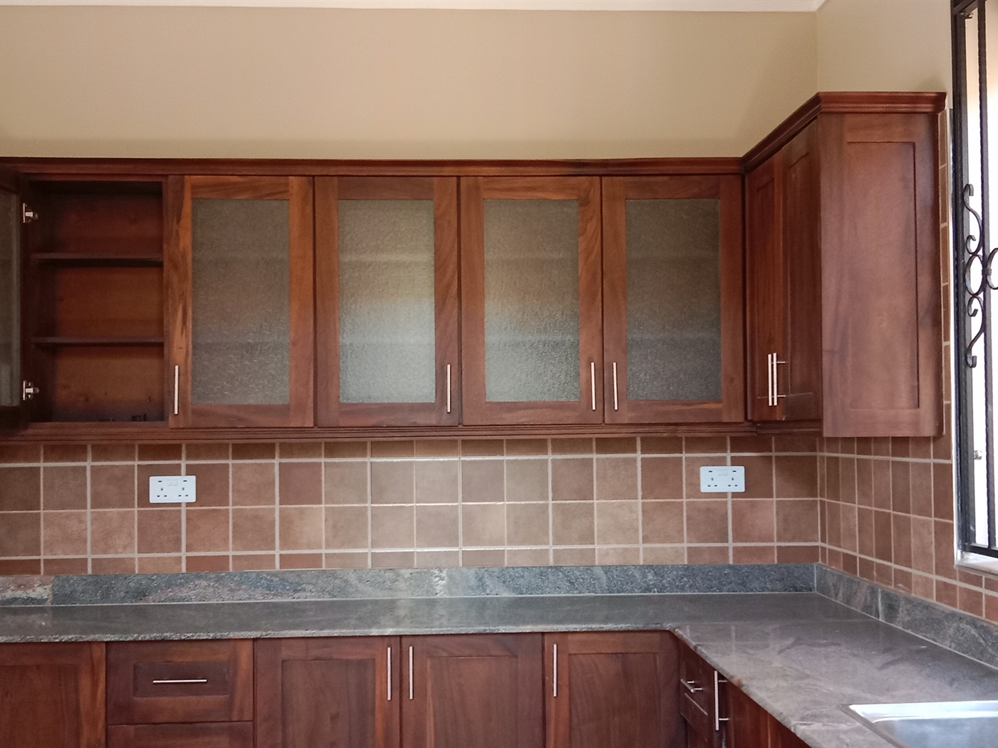 6 bedroom Storeyed house for sale in Munyonyo Kampala Uganda