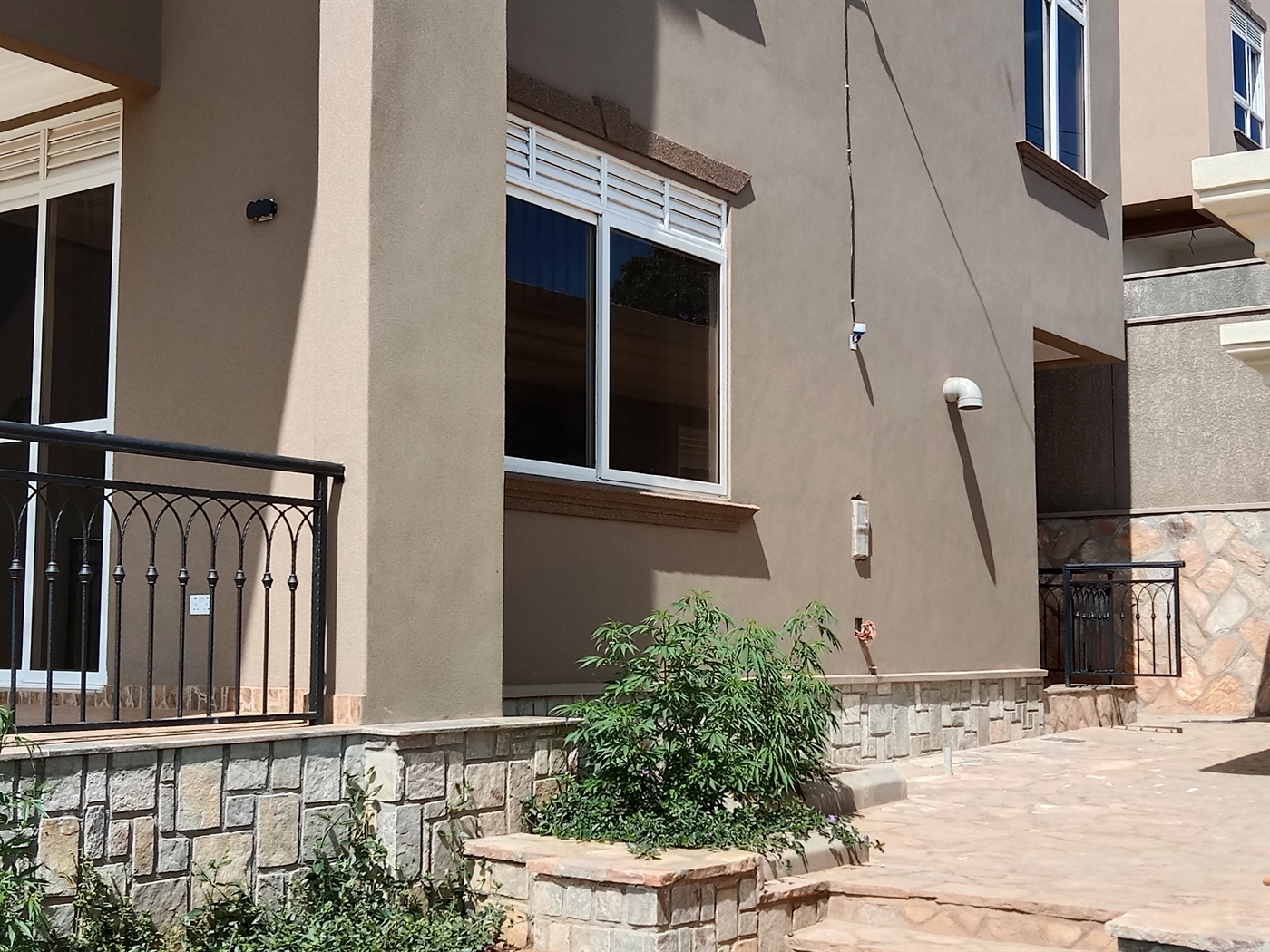 6 bedroom Storeyed house for sale in Munyonyo Kampala Uganda