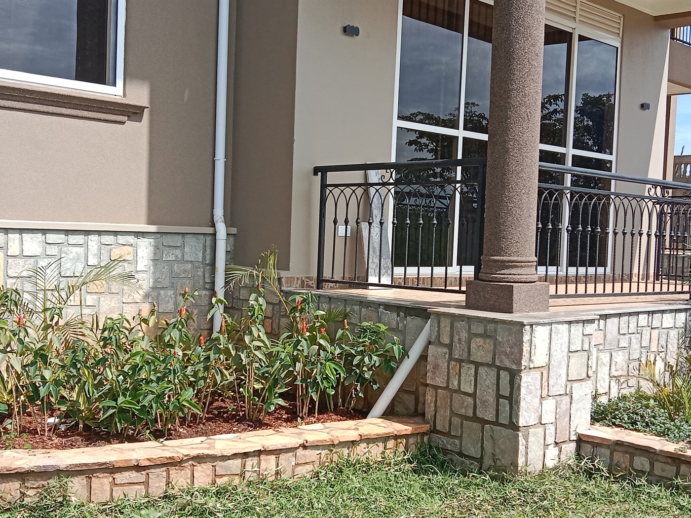 6 bedroom Storeyed house for sale in Munyonyo Kampala Uganda