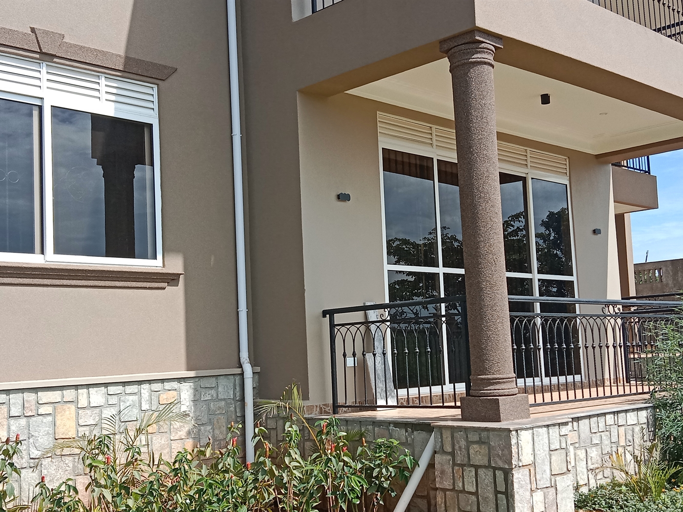 6 bedroom Storeyed house for sale in Munyonyo Kampala Uganda