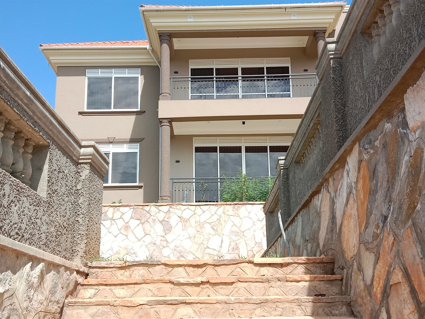 6 bedroom Storeyed house for sale in Munyonyo Kampala Uganda