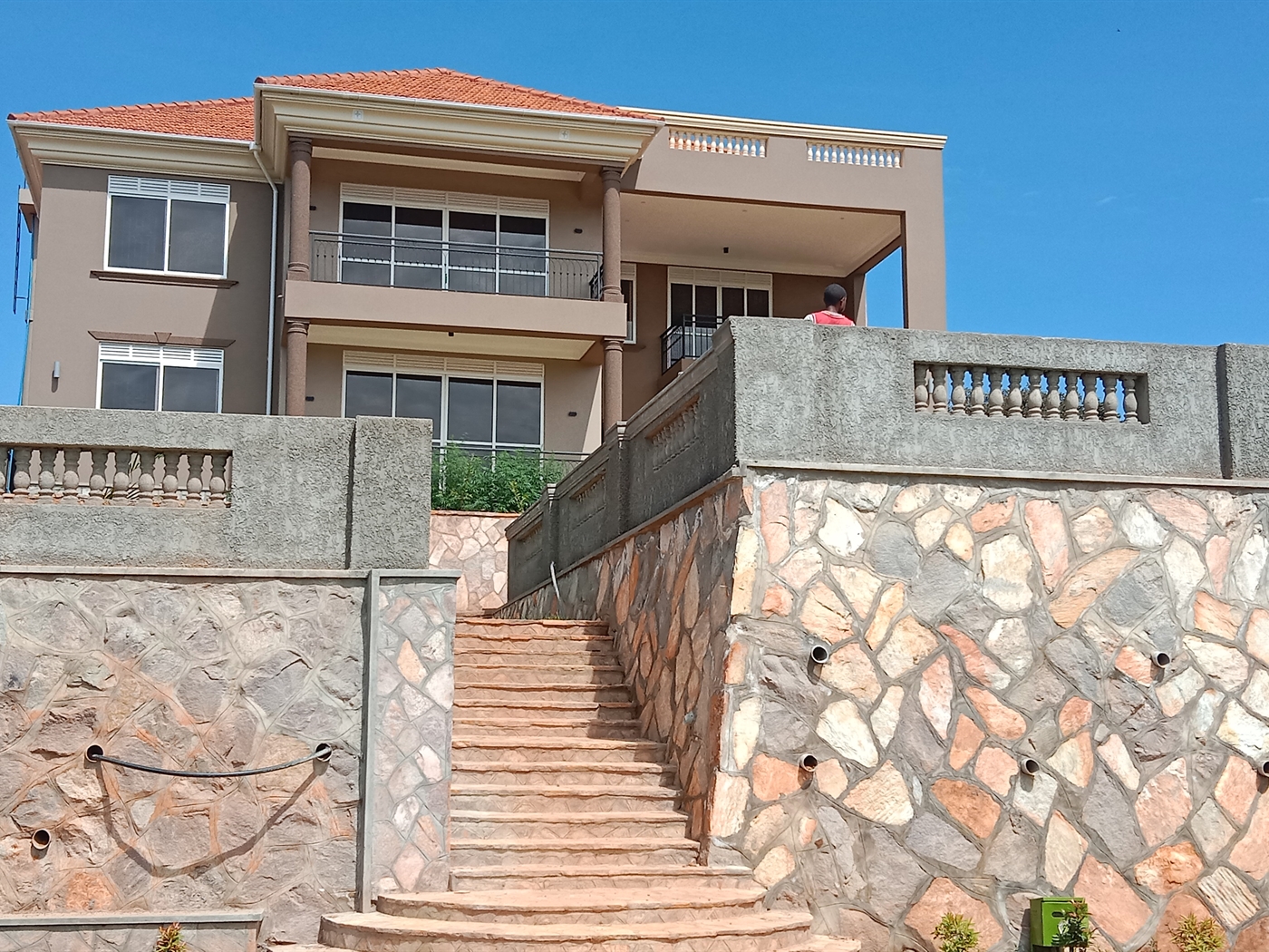 6 bedroom Storeyed house for sale in Munyonyo Kampala Uganda