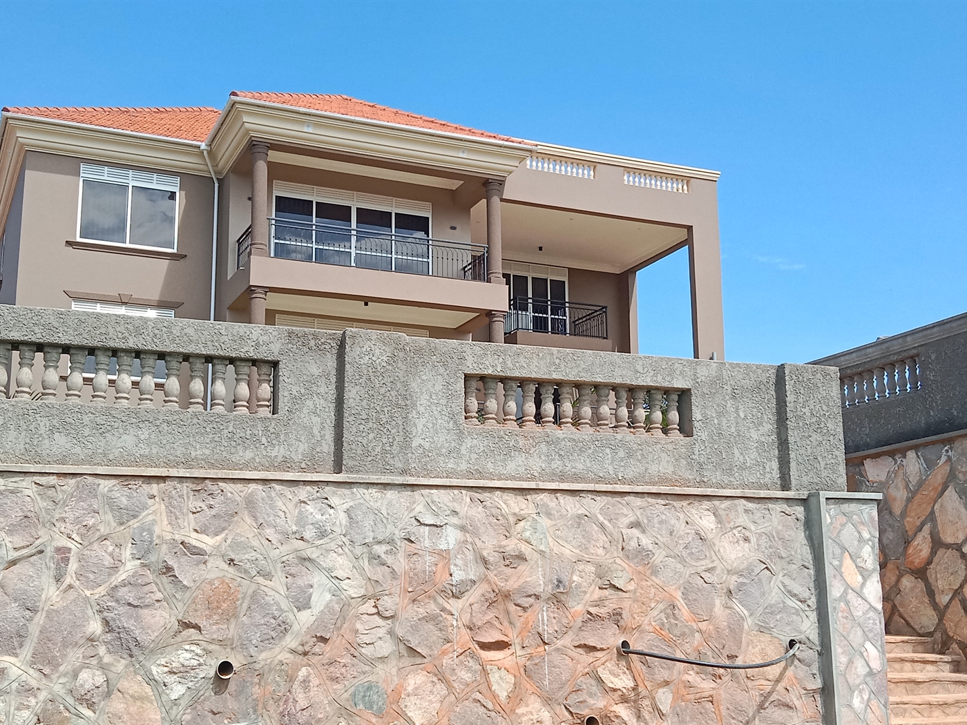 6 bedroom Storeyed house for sale in Munyonyo Kampala Uganda
