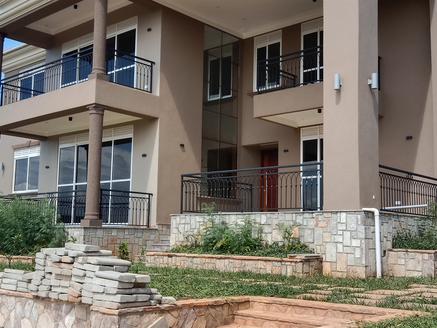 6 bedroom Storeyed house for sale in Munyonyo Kampala Uganda