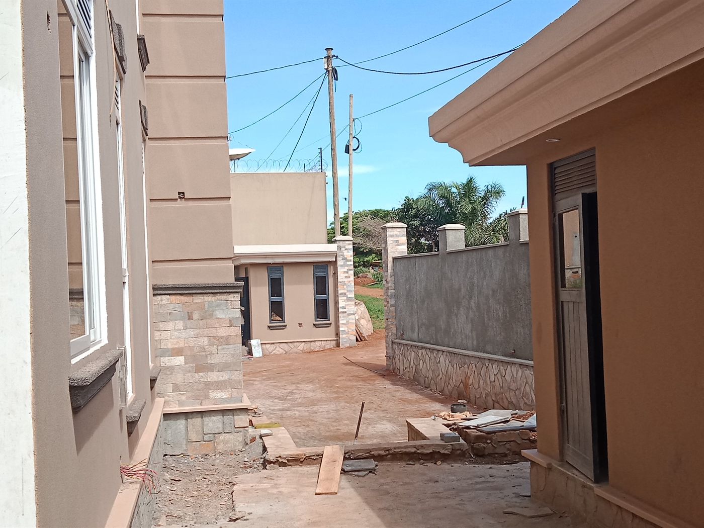 6 bedroom Storeyed house for sale in Munyonyo Kampala Uganda