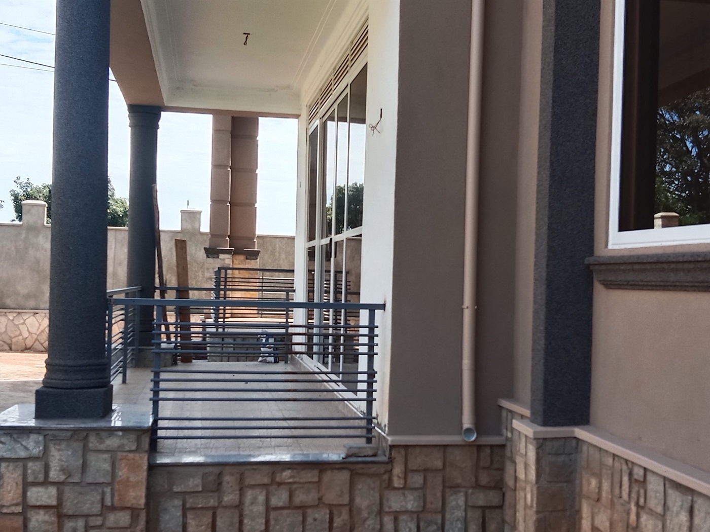 6 bedroom Storeyed house for sale in Munyonyo Kampala Uganda