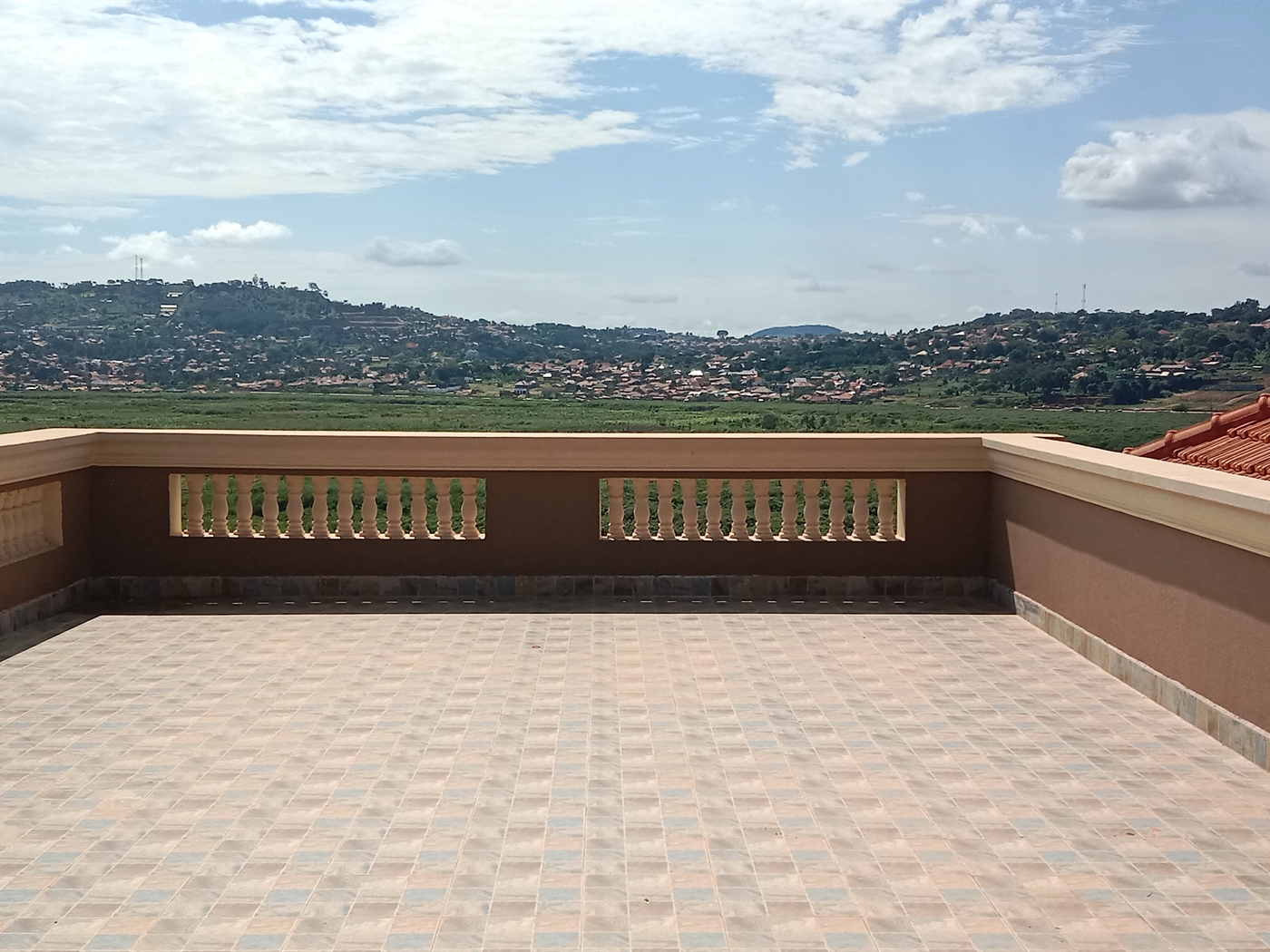6 bedroom Storeyed house for sale in Munyonyo Kampala Uganda