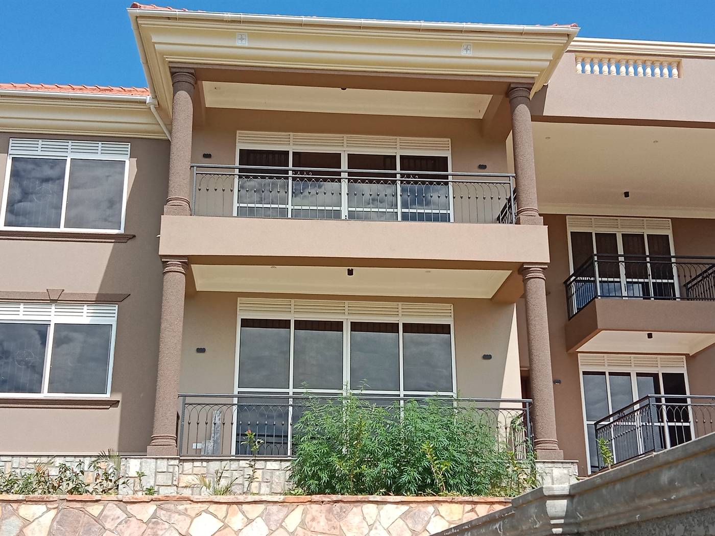 6 bedroom Storeyed house for sale in Munyonyo Kamp...