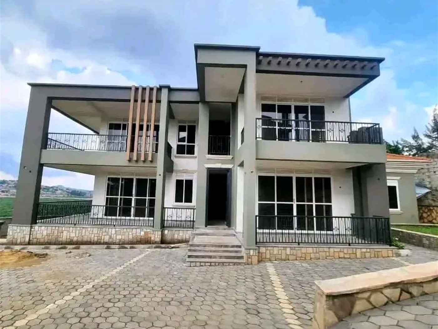 6 bedroom Storeyed house for sale in Munyonyo Kampala Uganda