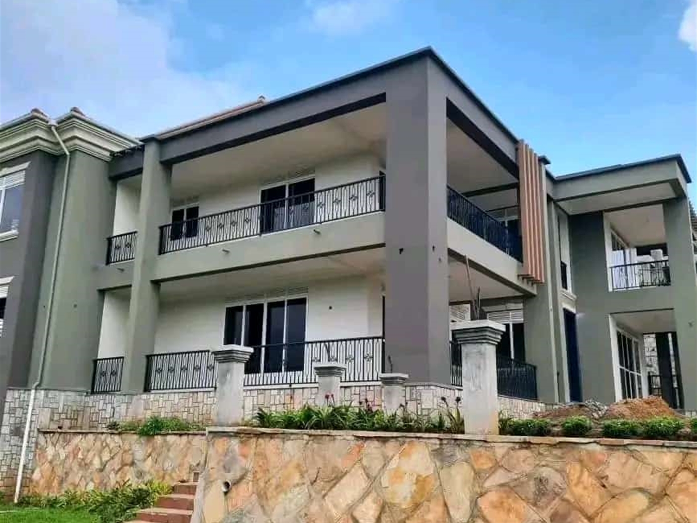 6 bedroom Storeyed house for sale in Munyonyo Kampala Uganda