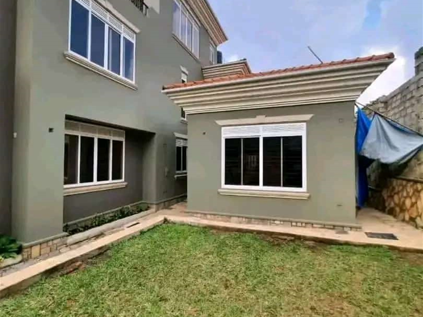 6 bedroom Storeyed house for sale in Munyonyo Kampala Uganda