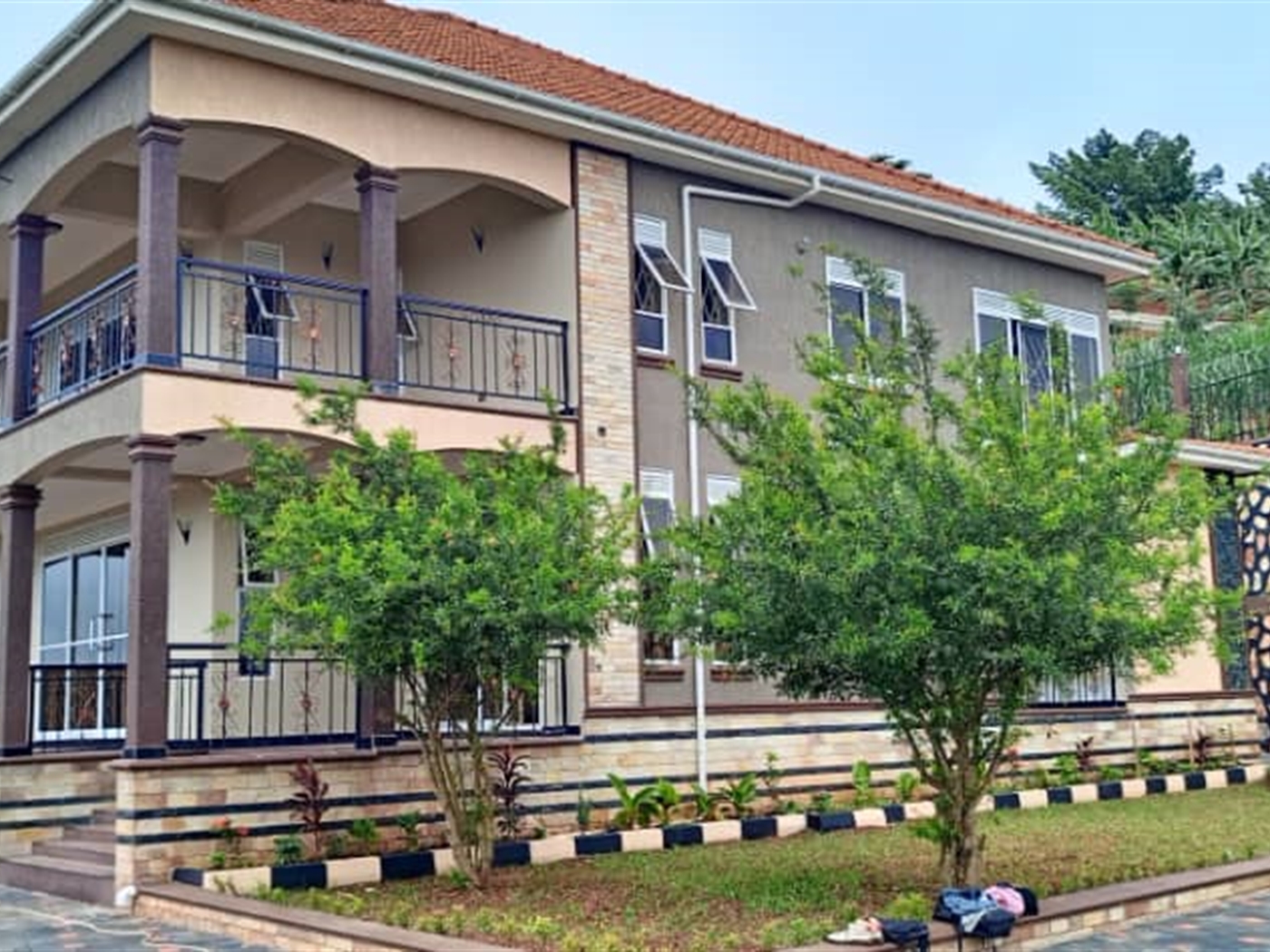 6 bedroom Storeyed house for sale in Bwebajja Wakiso Uganda