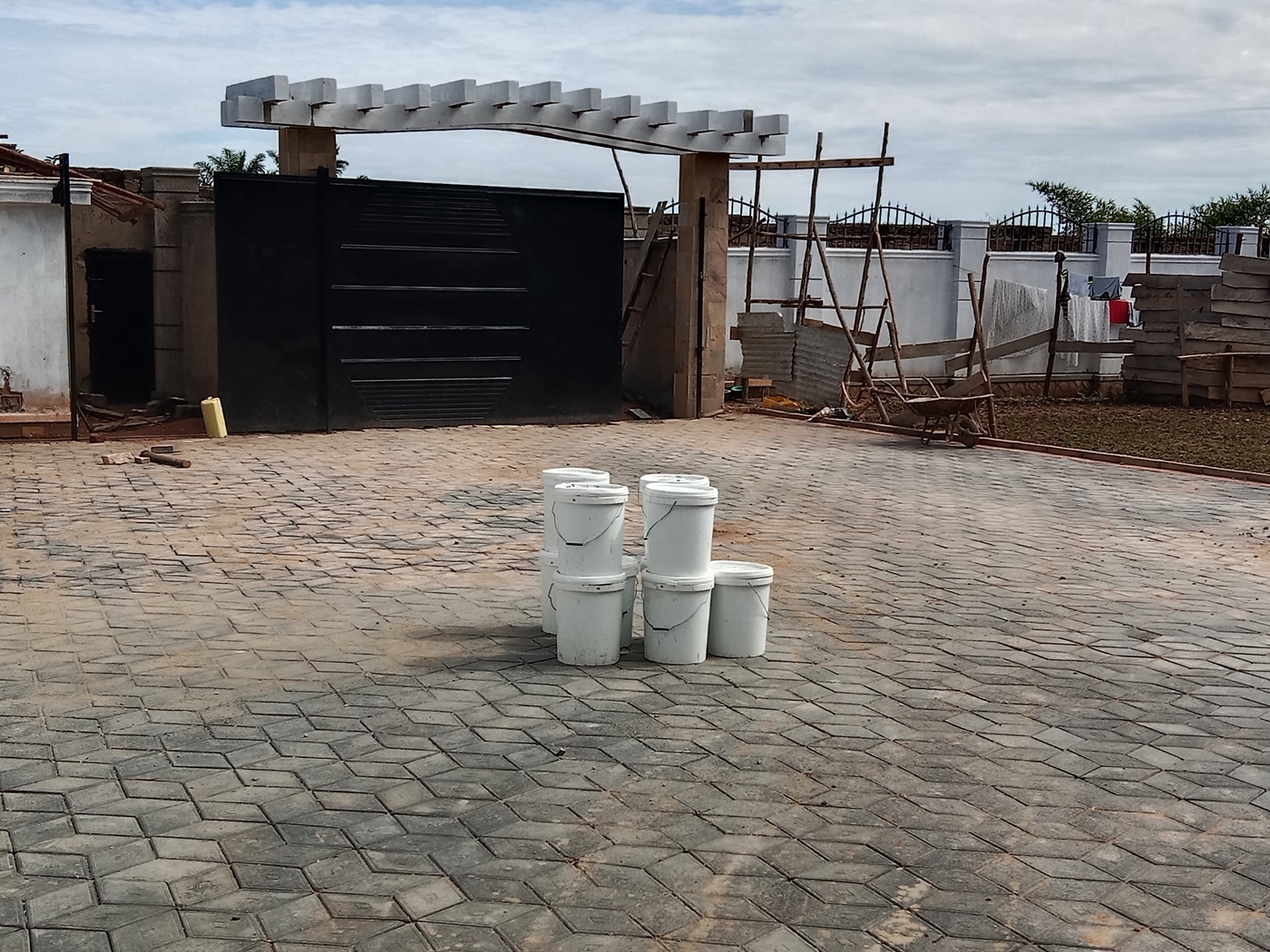 5 bedroom Storeyed house for sale in Munyonyo Kampala Uganda
