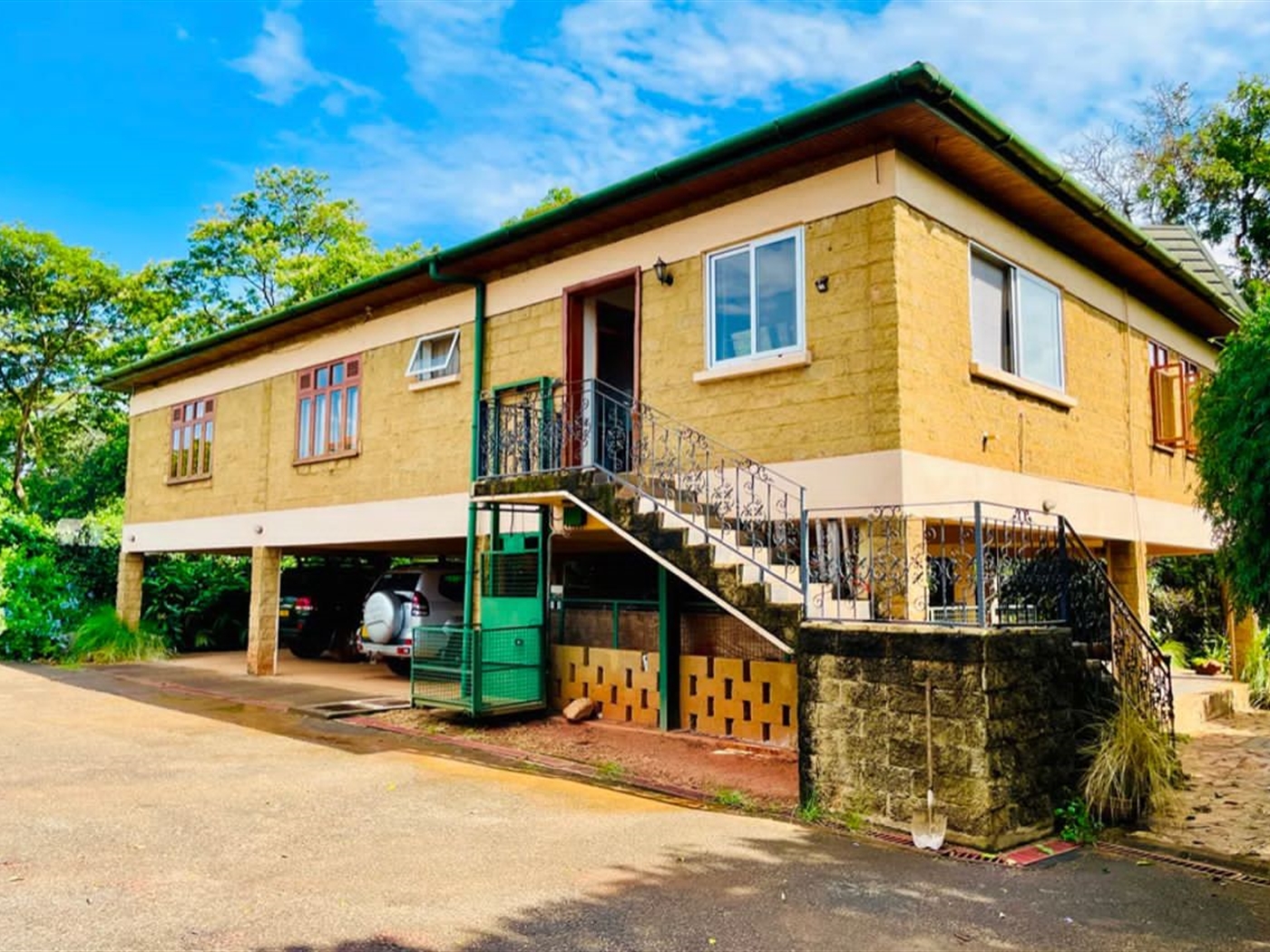 5 bedroom Storeyed house for sale in Munyonyo Kampala Uganda