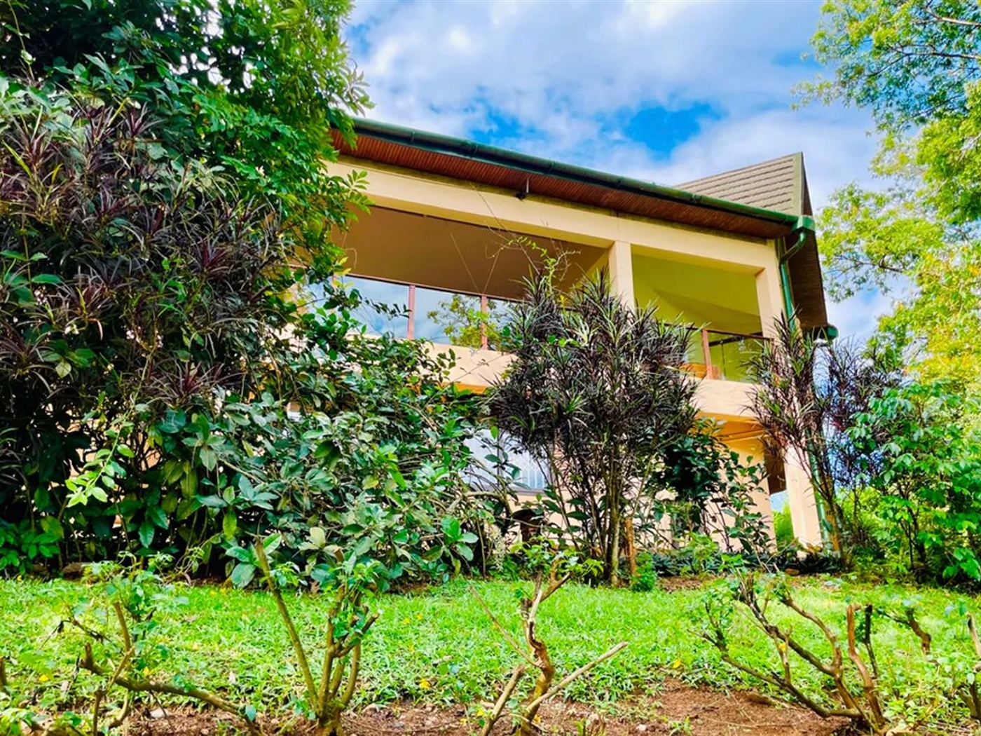 5 bedroom Storeyed house for sale in Munyonyo Kampala Uganda