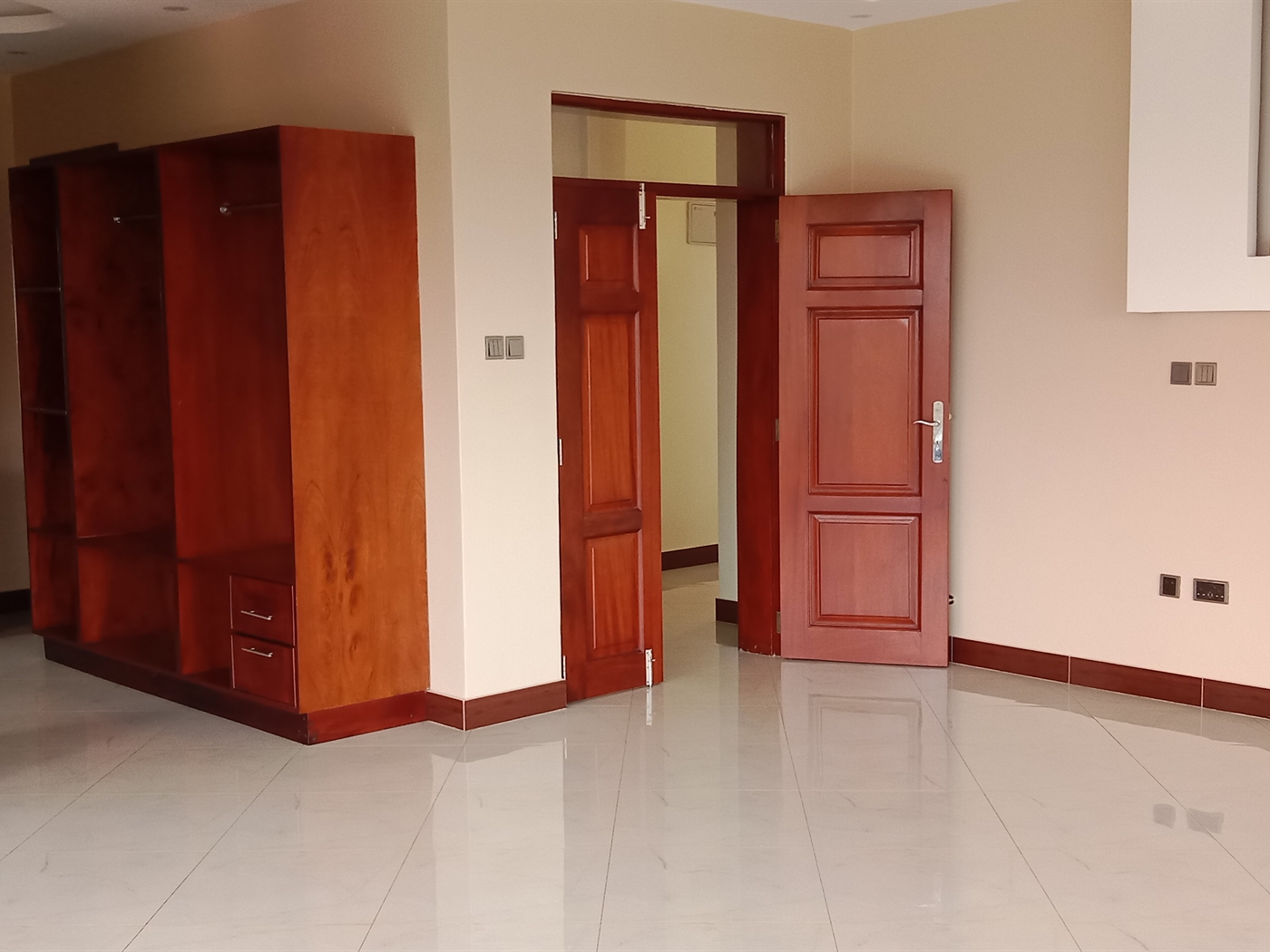 5 bedroom Storeyed house for sale in Munyonyo Kampala Uganda
