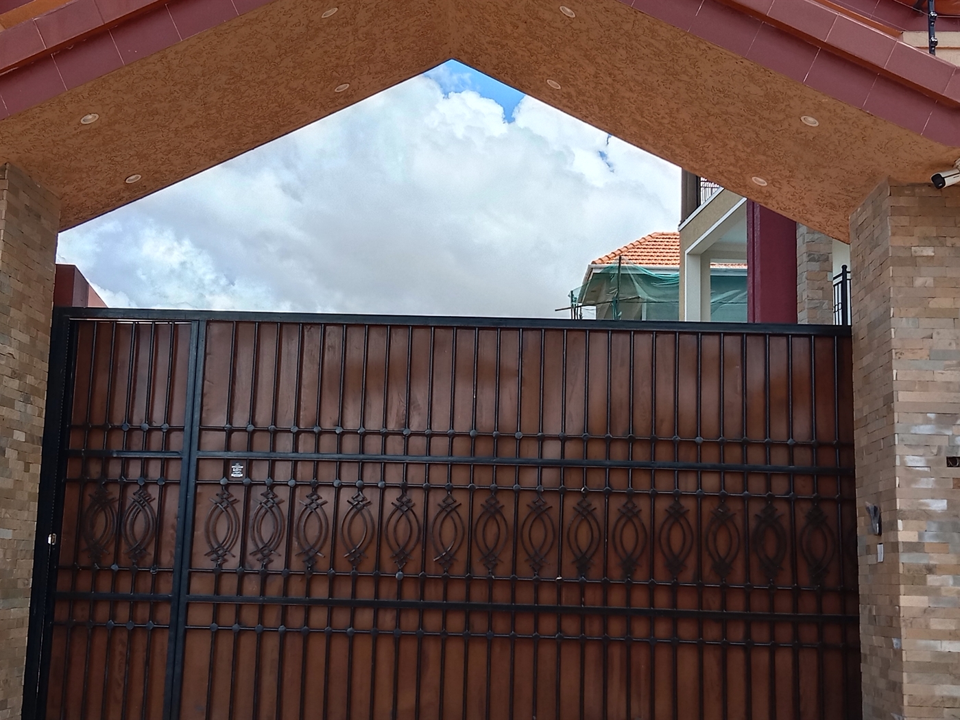 5 bedroom Storeyed house for sale in Munyonyo Kampala Uganda