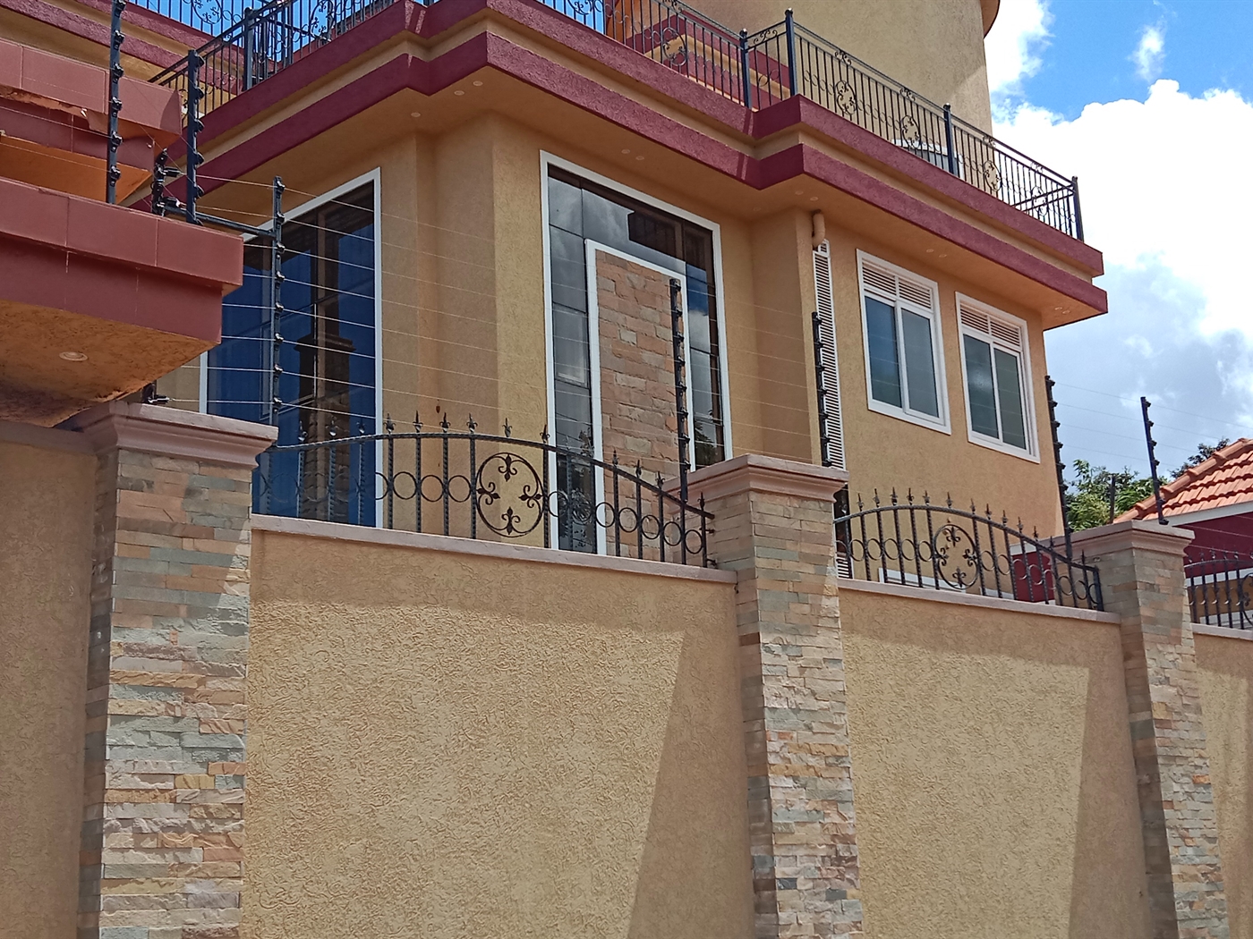 5 bedroom Storeyed house for sale in Munyonyo Kampala Uganda