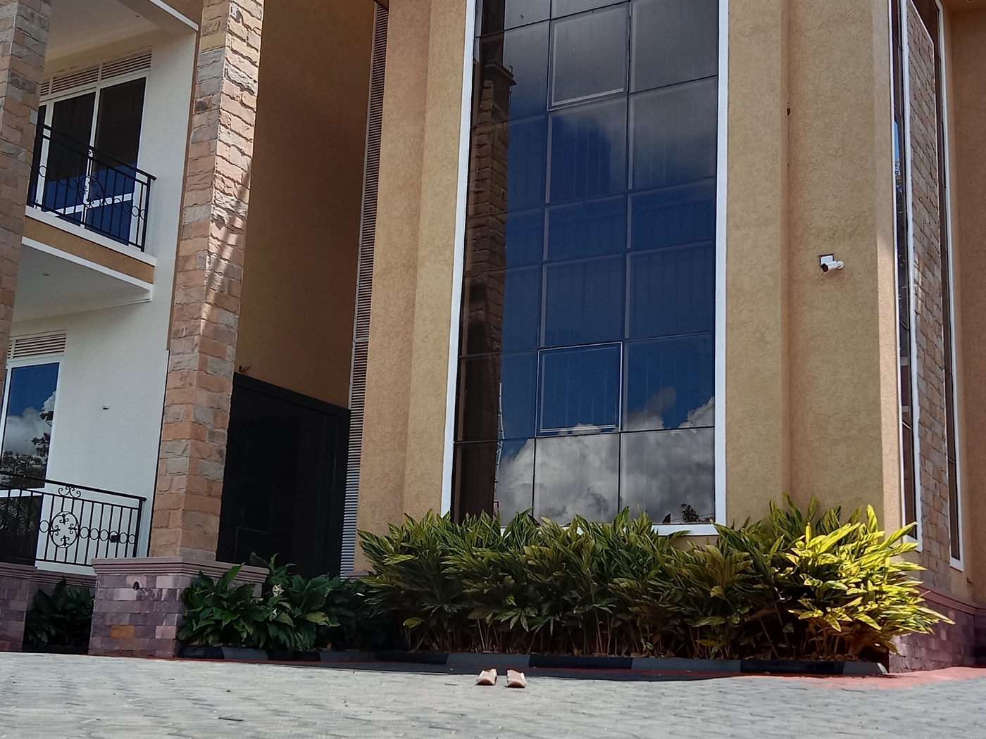 5 bedroom Storeyed house for sale in Munyonyo Kampala Uganda