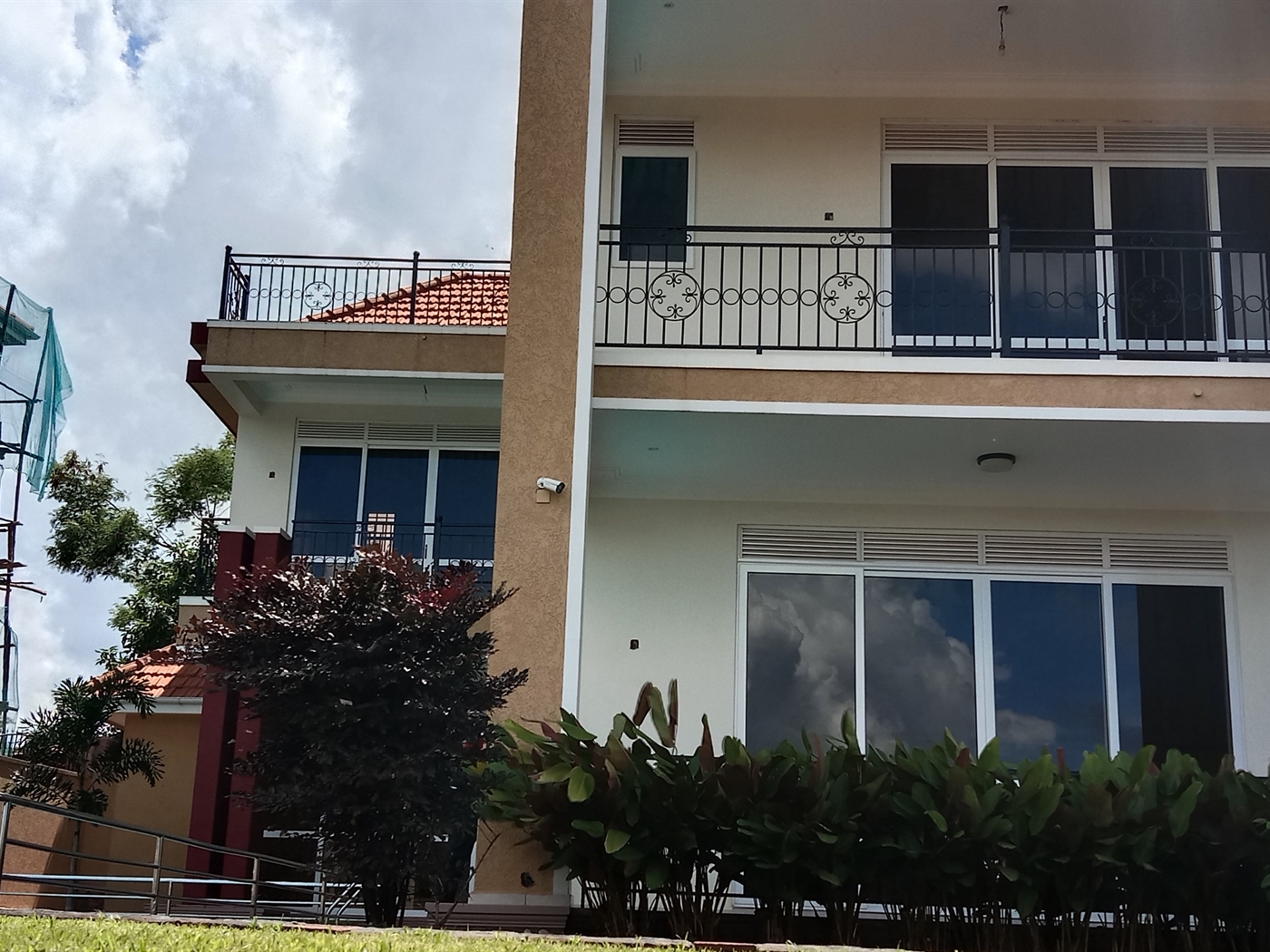 5 bedroom Storeyed house for sale in Munyonyo Kampala Uganda
