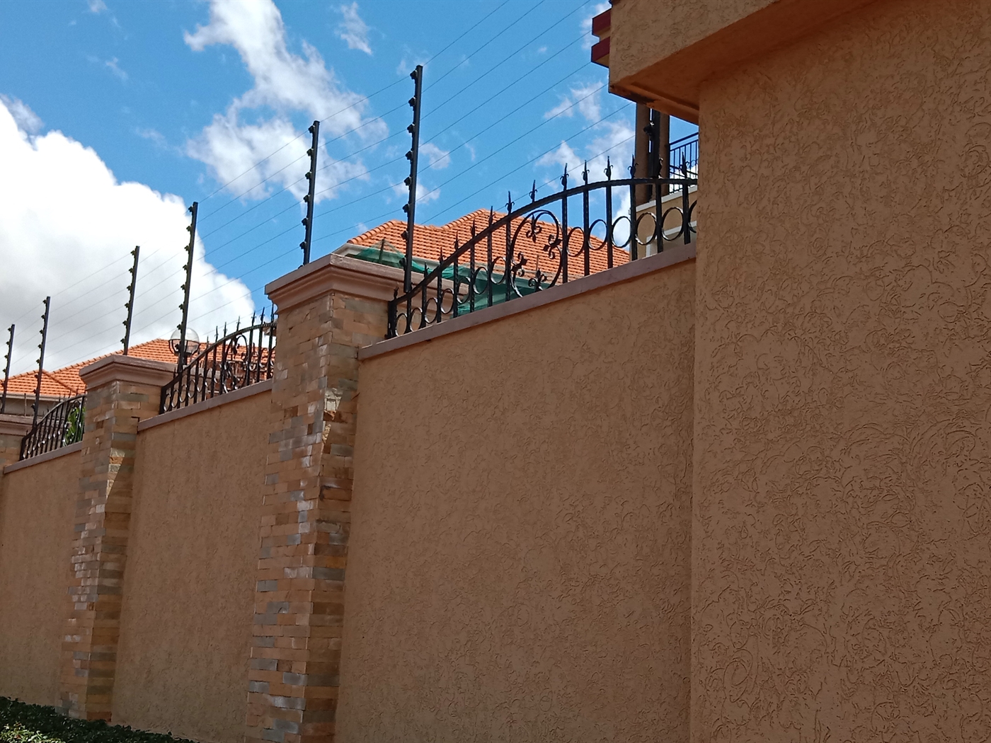 5 bedroom Storeyed house for sale in Munyonyo Kampala Uganda