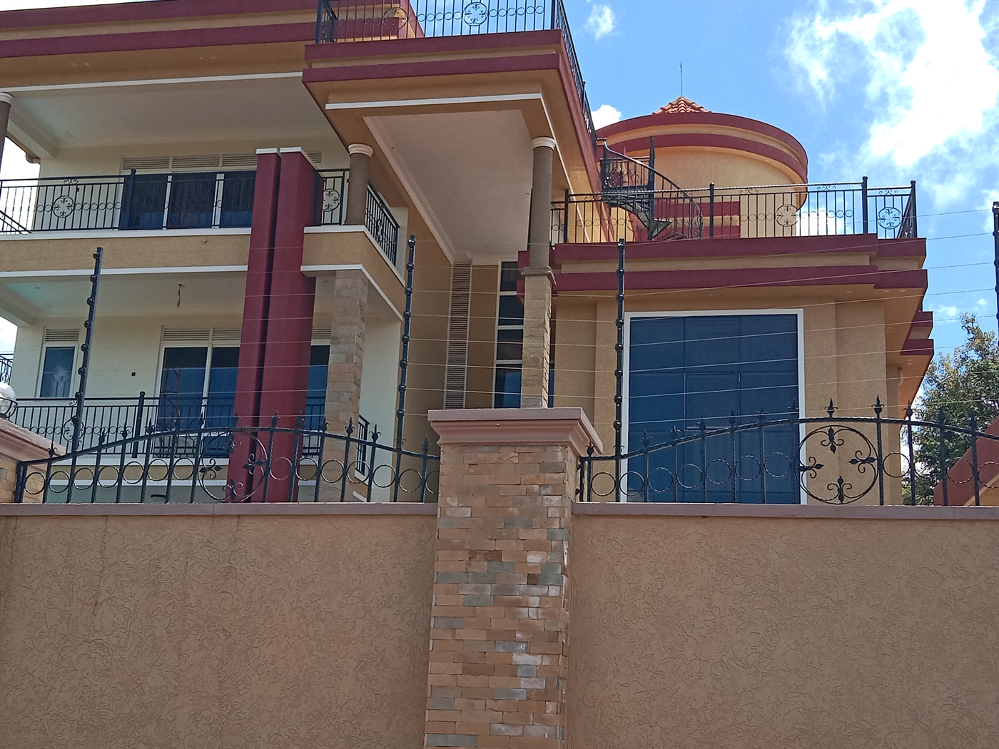 5 bedroom Storeyed house for sale in Munyonyo Kampala Uganda