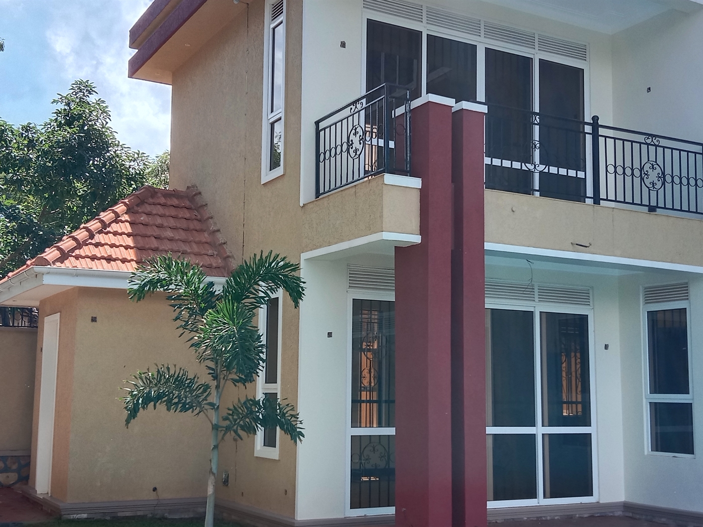 5 bedroom Storeyed house for sale in Munyonyo Kamp...