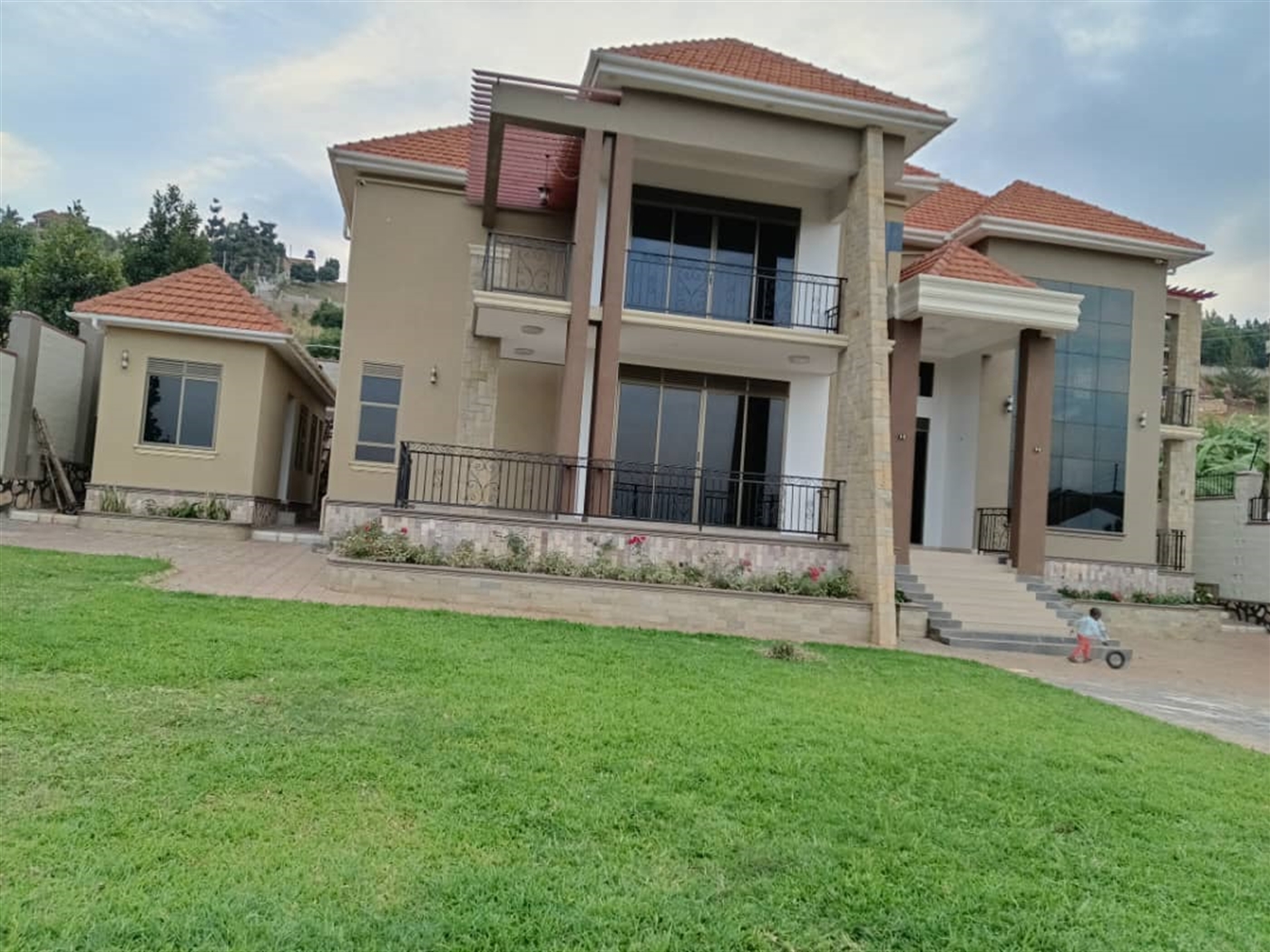 5 bedroom Storeyed house for sale in Akright Wakiso Uganda