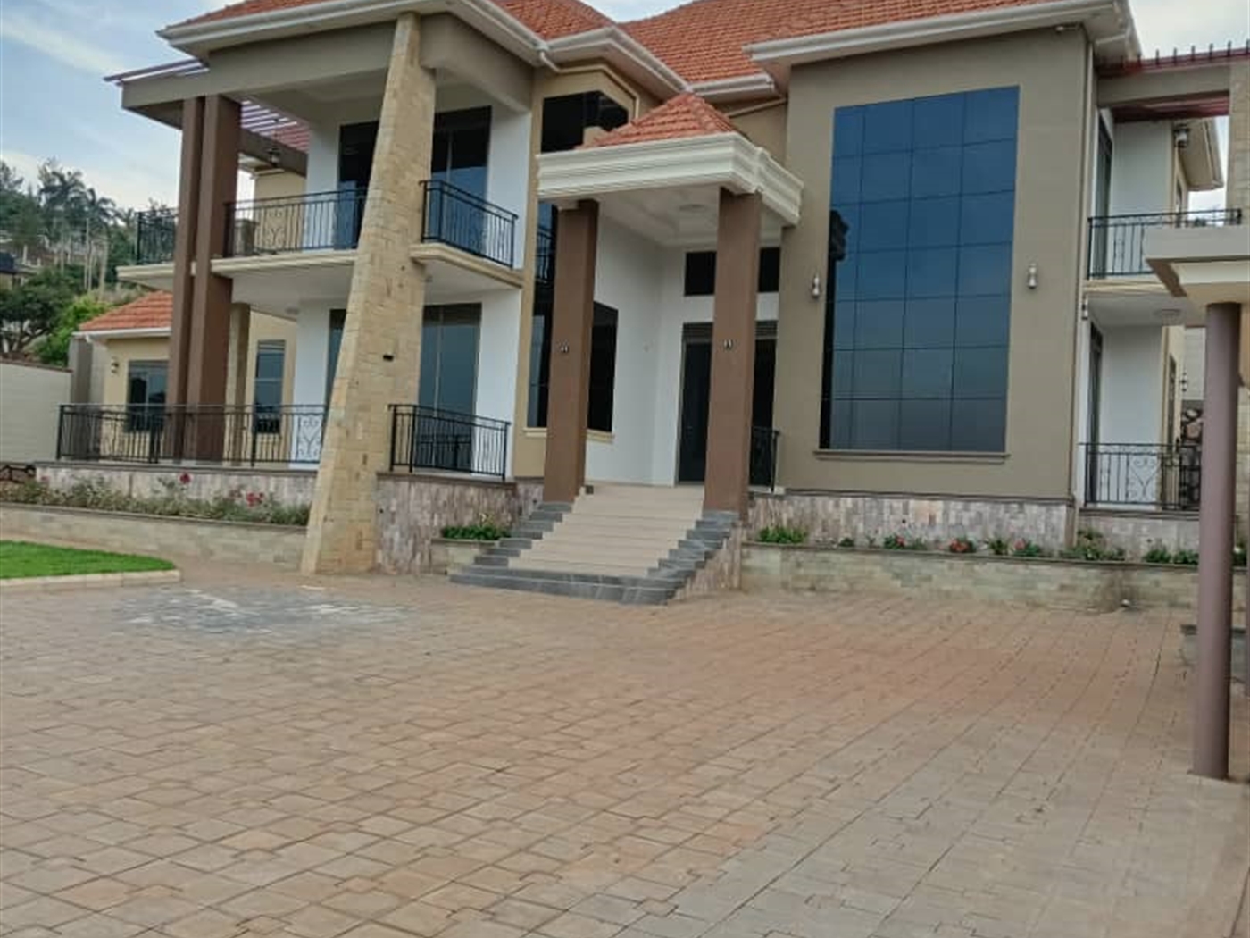 5 bedroom Storeyed house for sale in Akright Wakiso Uganda