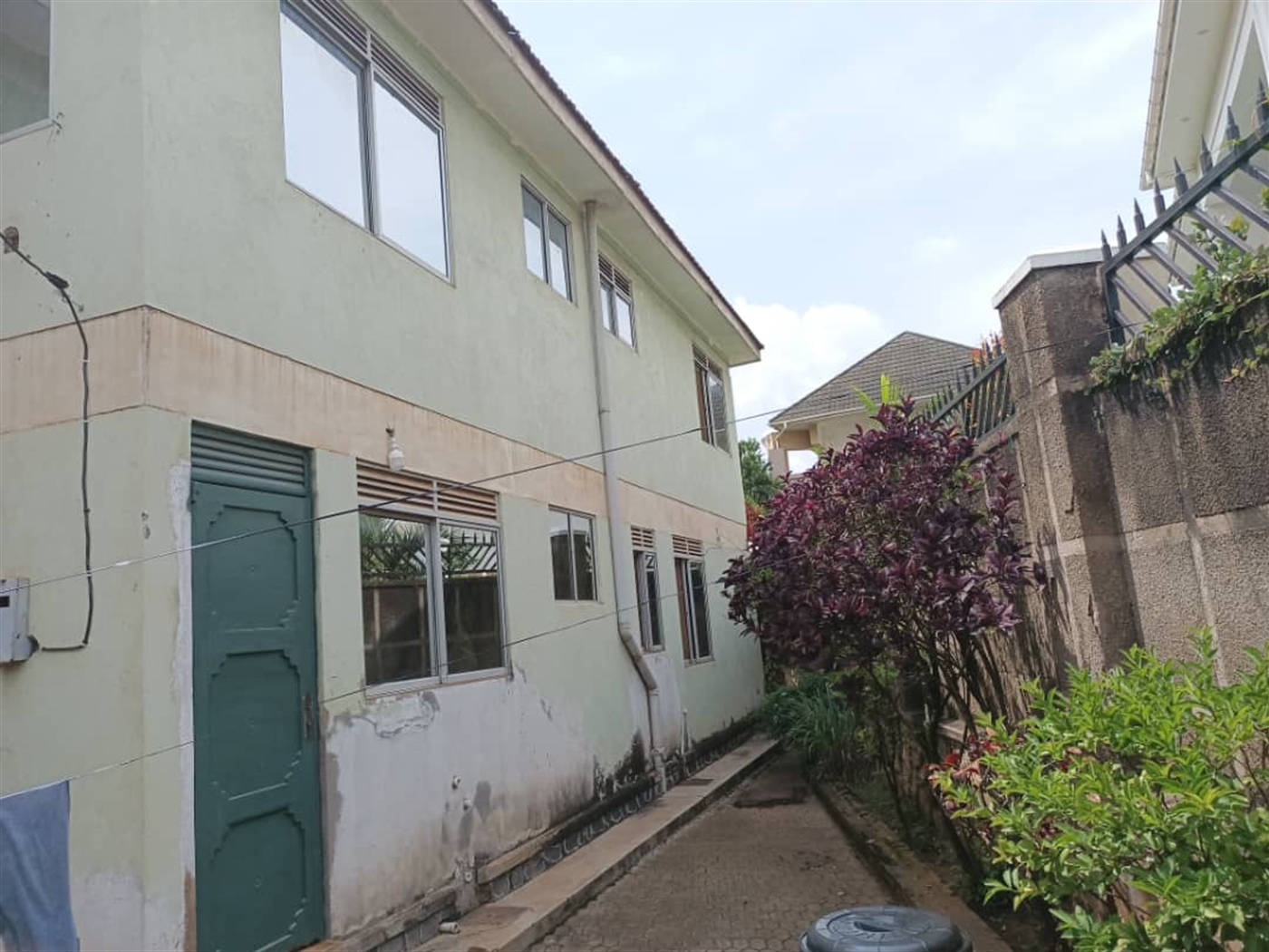 6 bedroom Storeyed house for sale in Bbunga Kampala Uganda