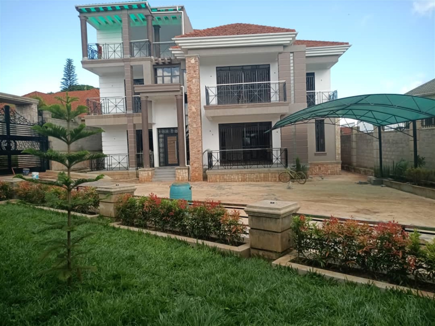 8 bedroom Storeyed house for sale in Ssekiwuga Wakiso Uganda