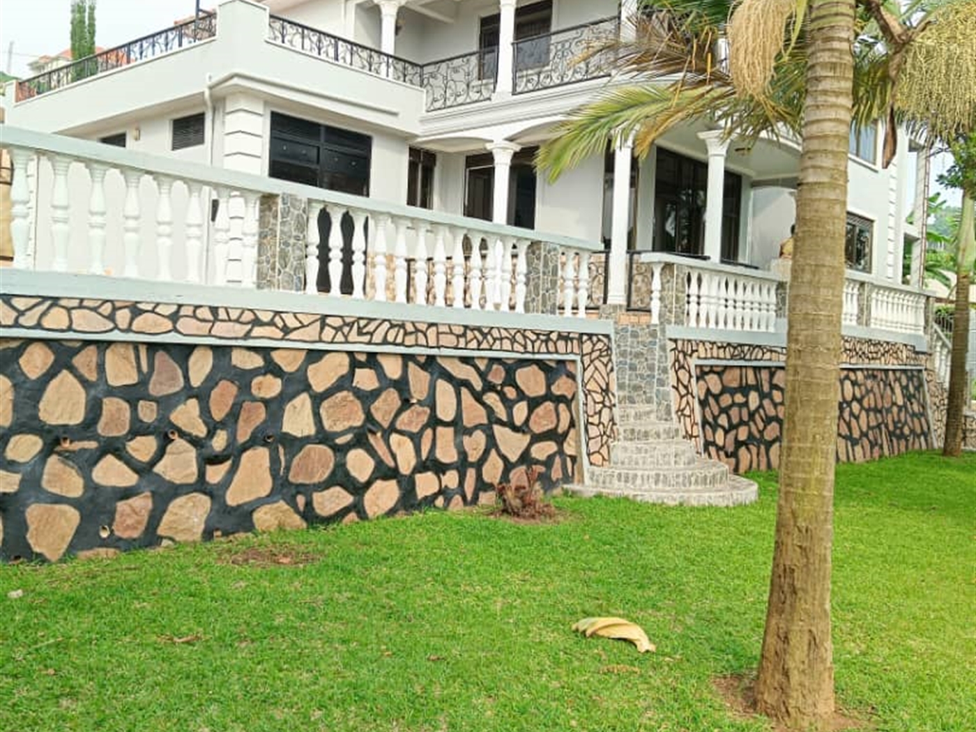 8 bedroom Storeyed house for sale in Akright Wakis...