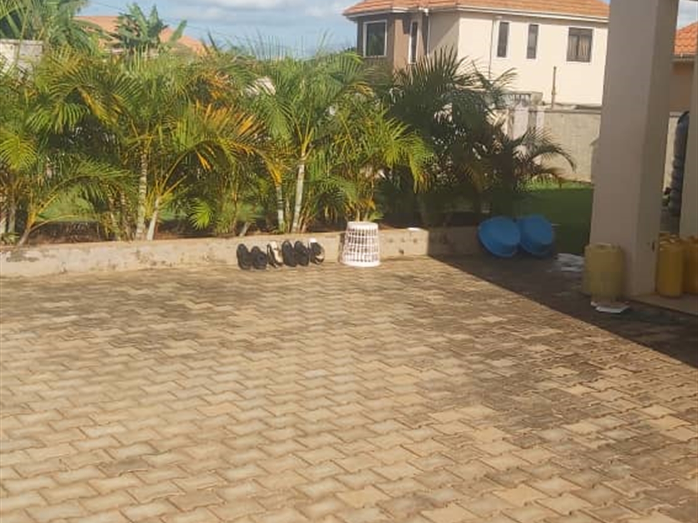 3 bedroom Storeyed house for sale in Kitovu Wakiso Uganda