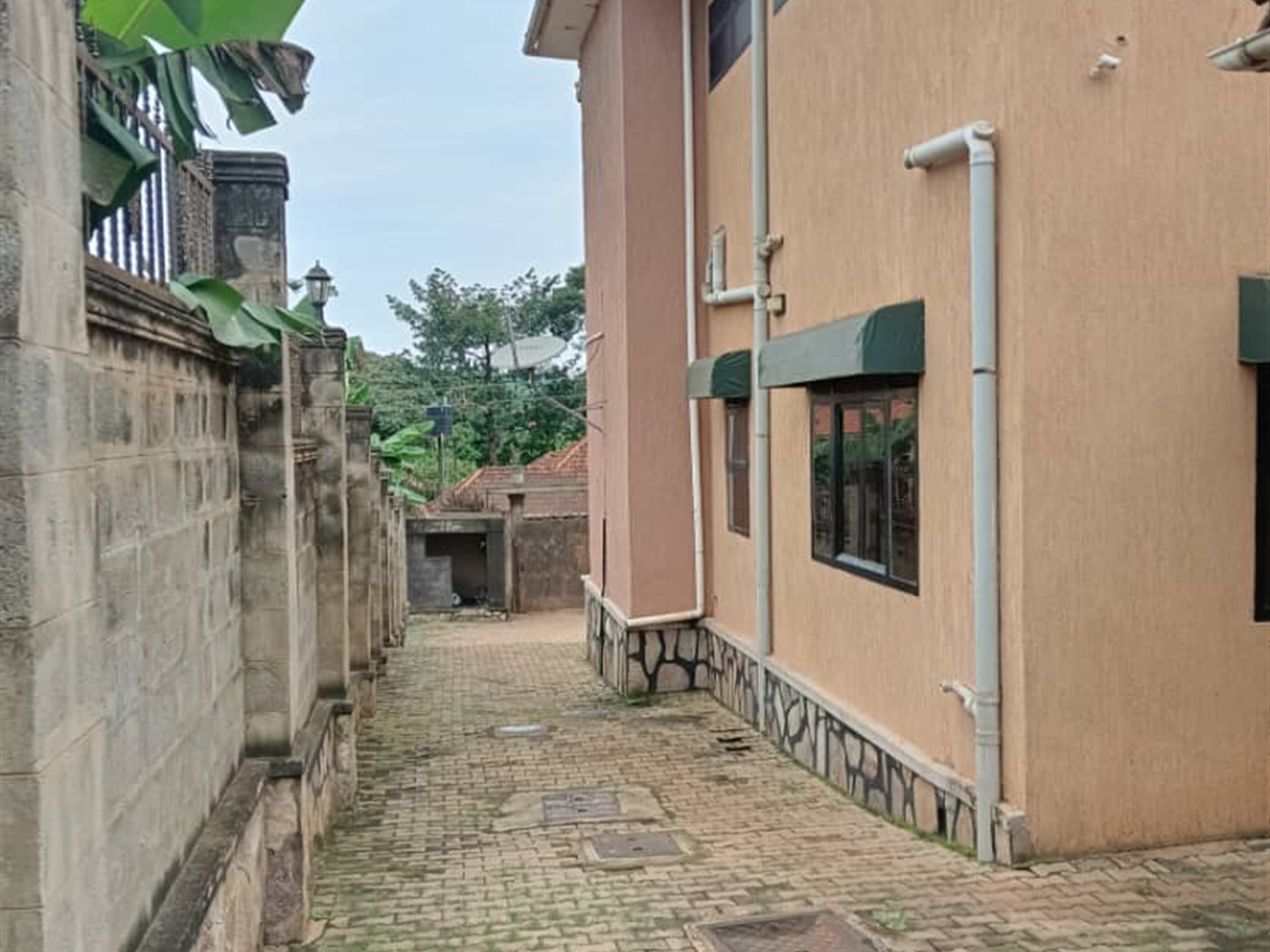 5 bedroom Storeyed house for sale in Bwebajja Wakiso Uganda