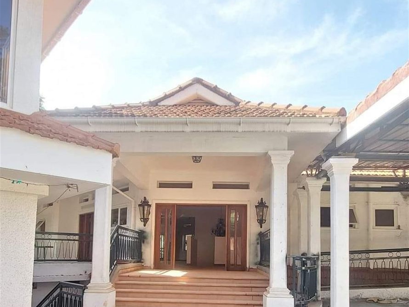 6 bedroom Storeyed house for sale in Kololo Kampal...
