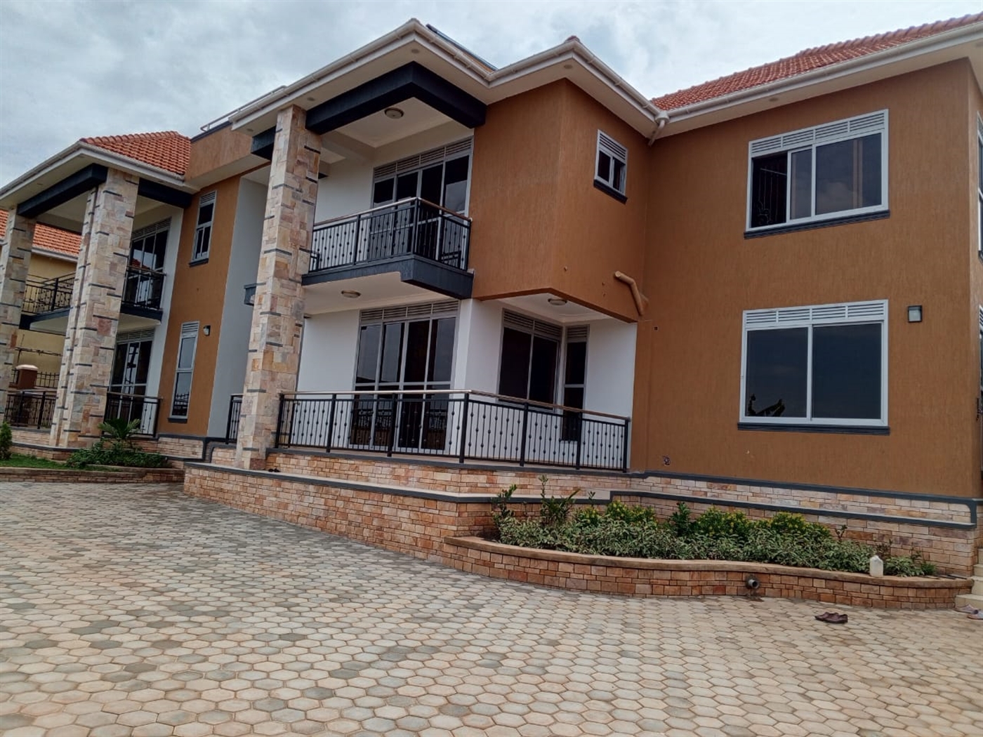 6 bedroom Storeyed house for sale in Mutungo Kampala Uganda