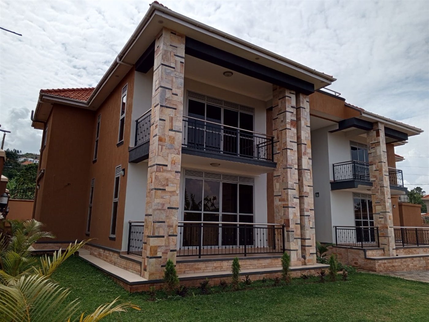 6 bedroom Storeyed house for sale in Mutungo Kampala Uganda