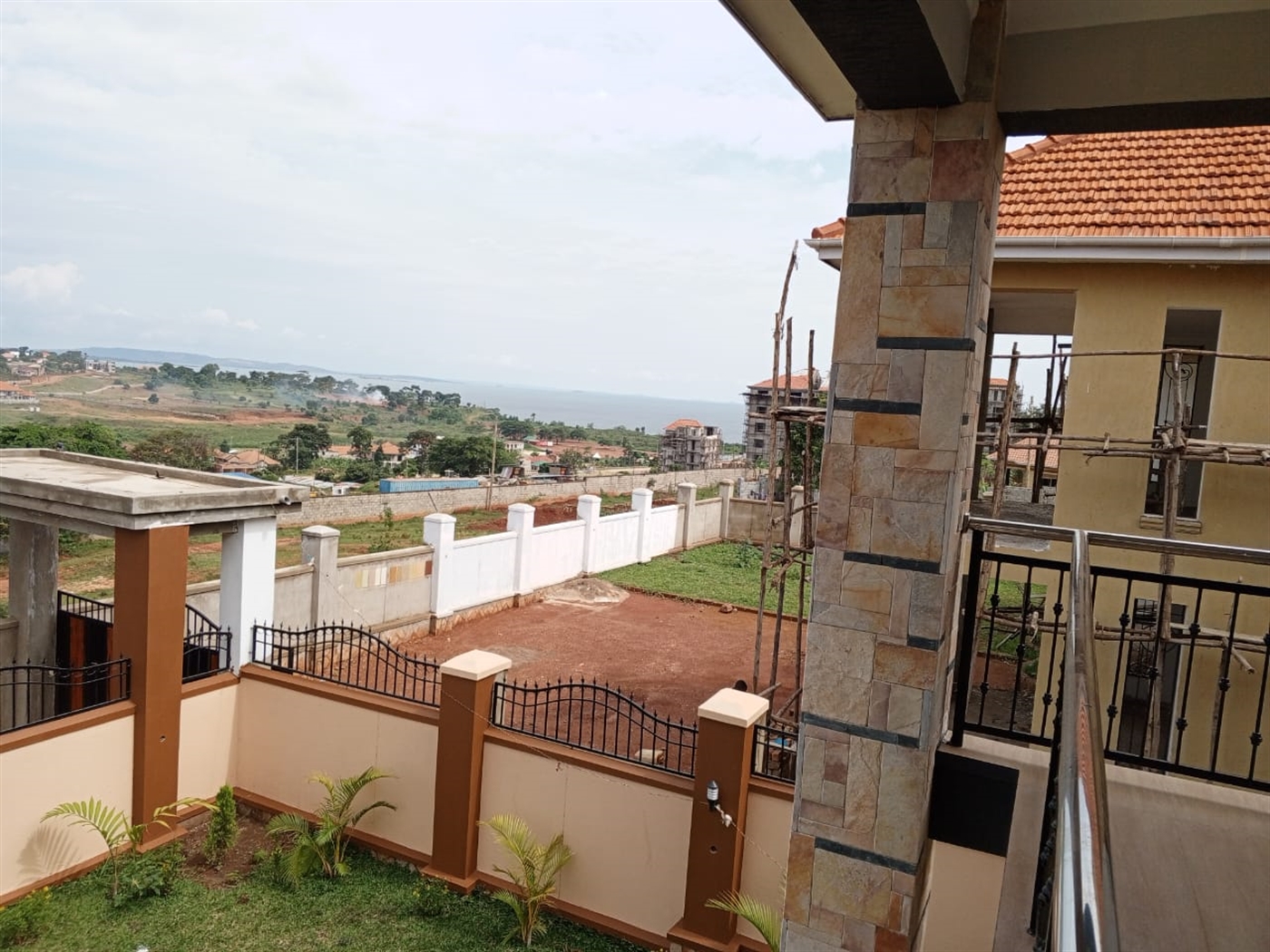 6 bedroom Storeyed house for sale in Mutungo Kampala Uganda