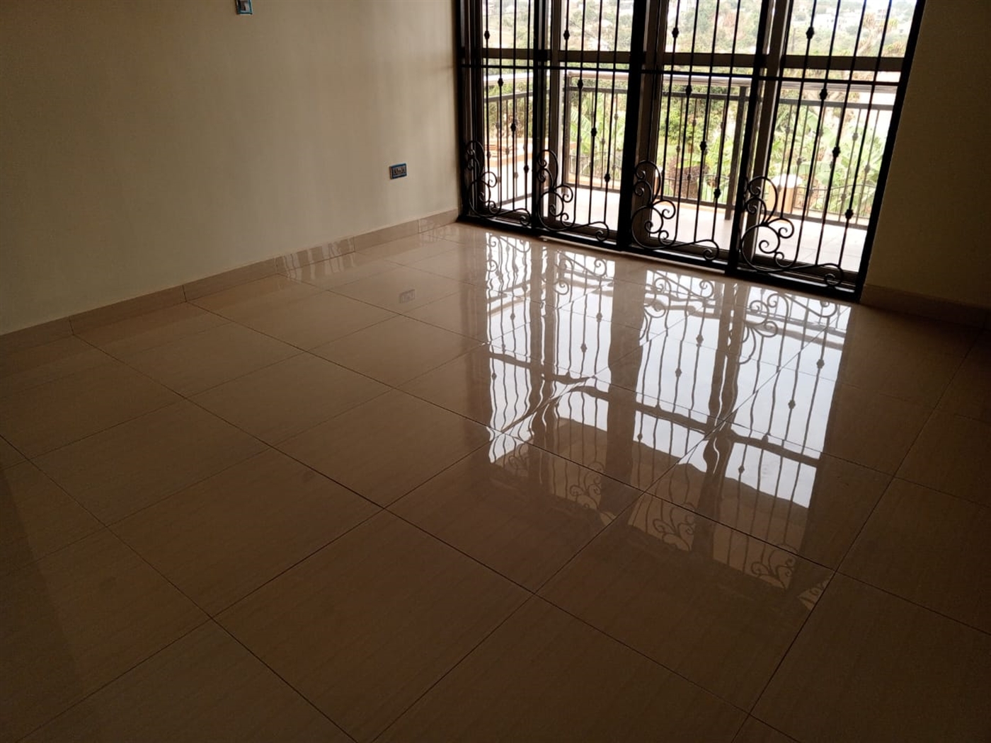 6 bedroom Storeyed house for sale in Mutungo Kampala Uganda