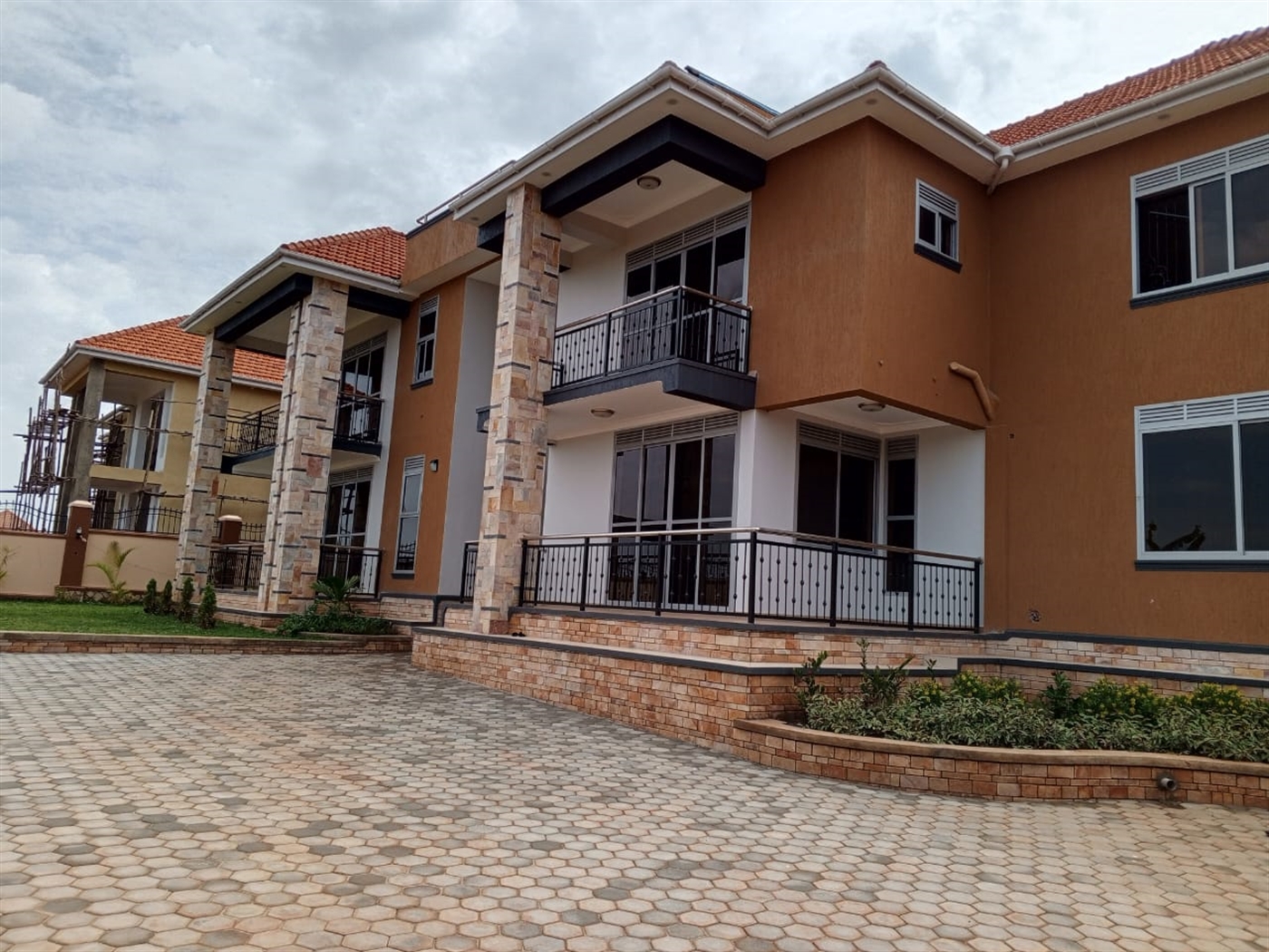 6 bedroom Storeyed house for sale in Mutungo Kampala Uganda