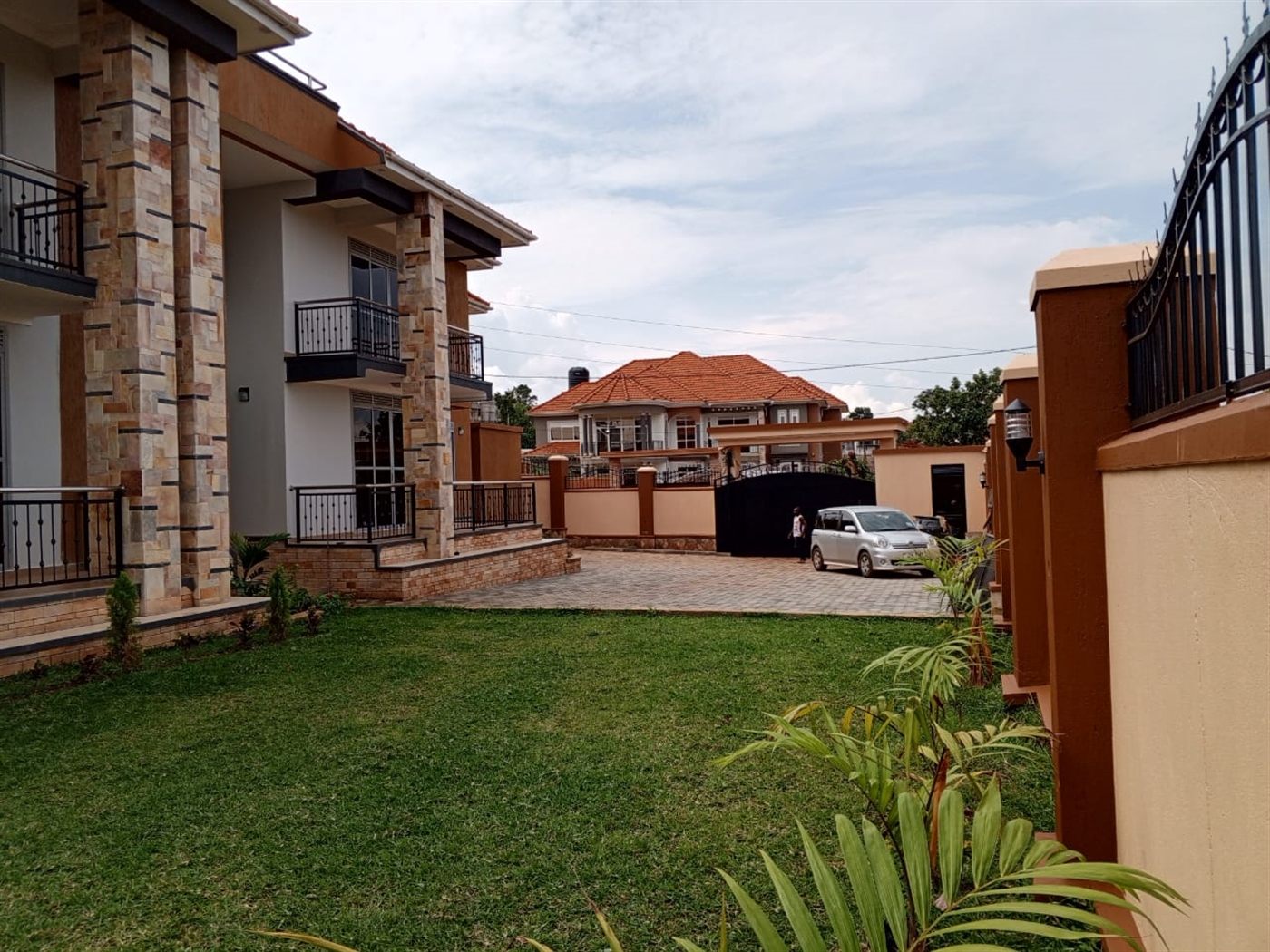 6 bedroom Storeyed house for sale in Mutungo Kampala Uganda